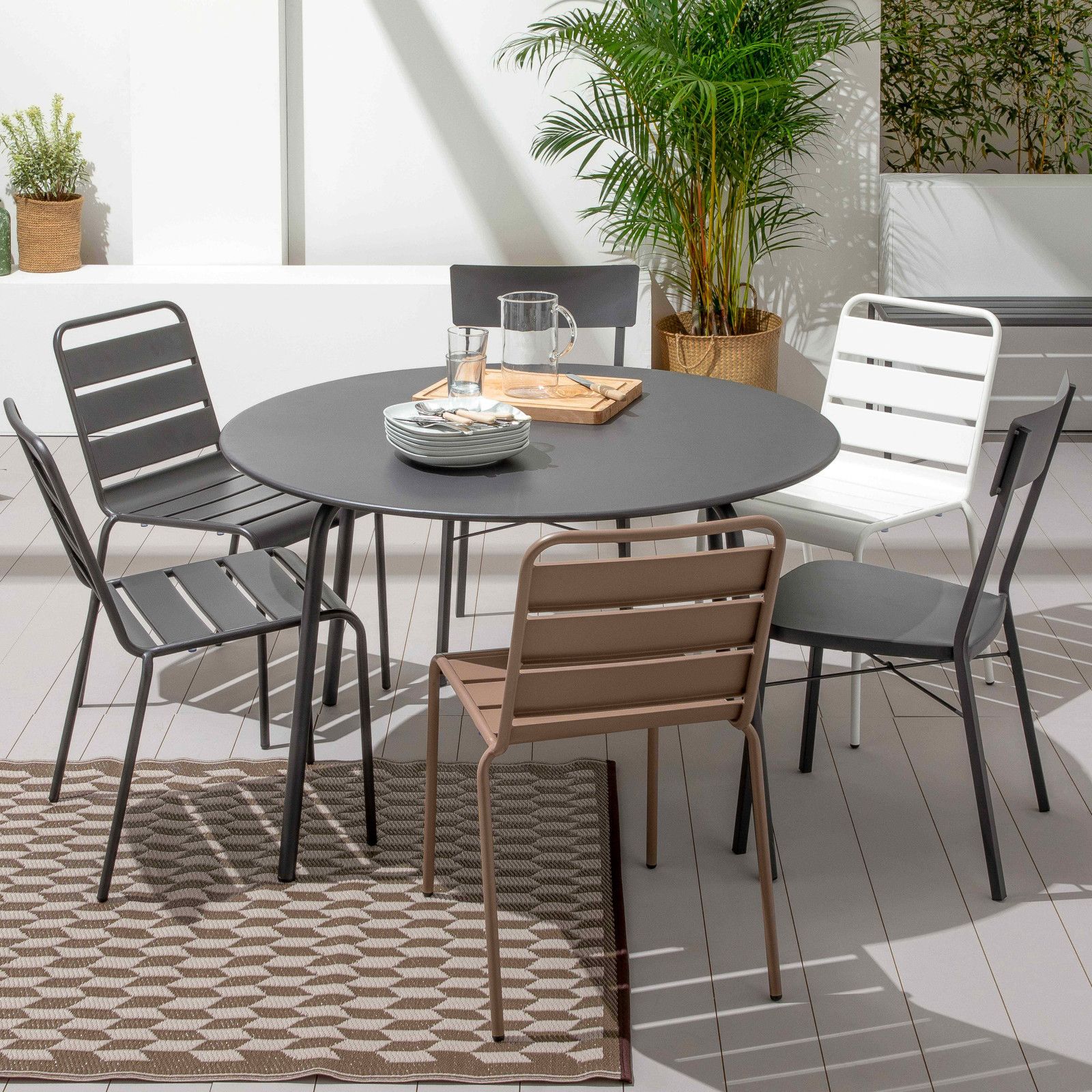 Table grise ronde en acier 6 places