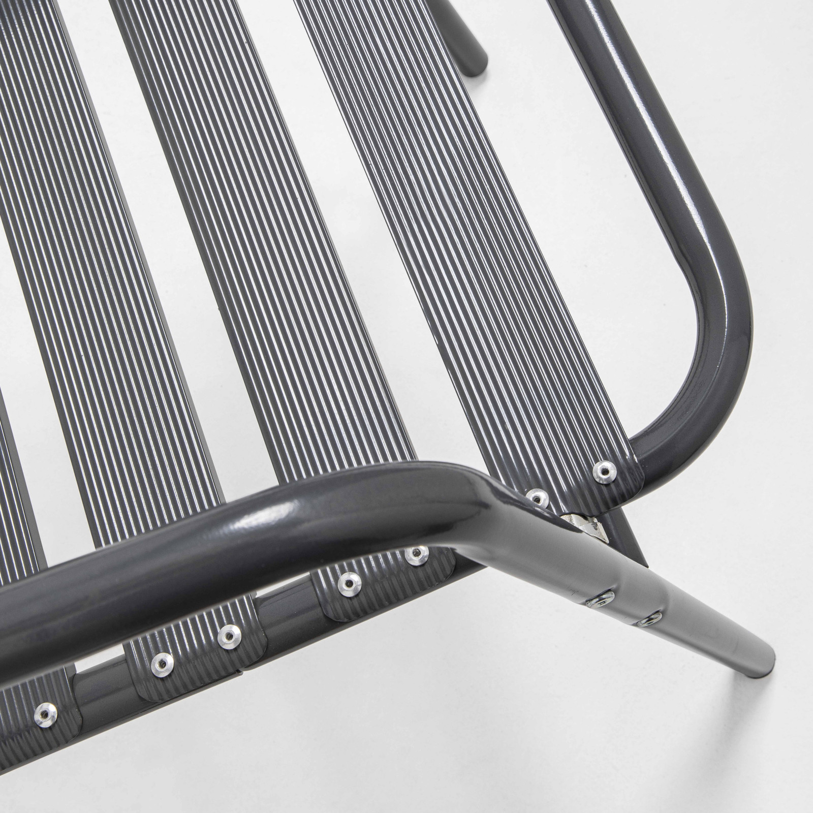 Fauteuil de terrasse en alu gris anthracite pour terrasse café restaurant