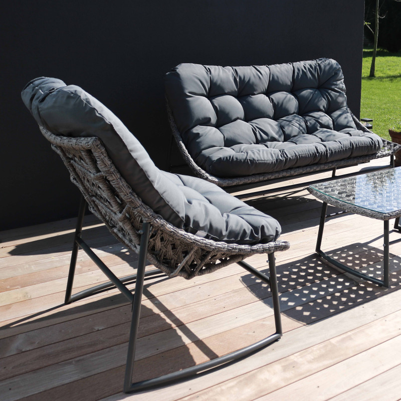 Coussins de salon de jardin : comment les nettoyer et les garder