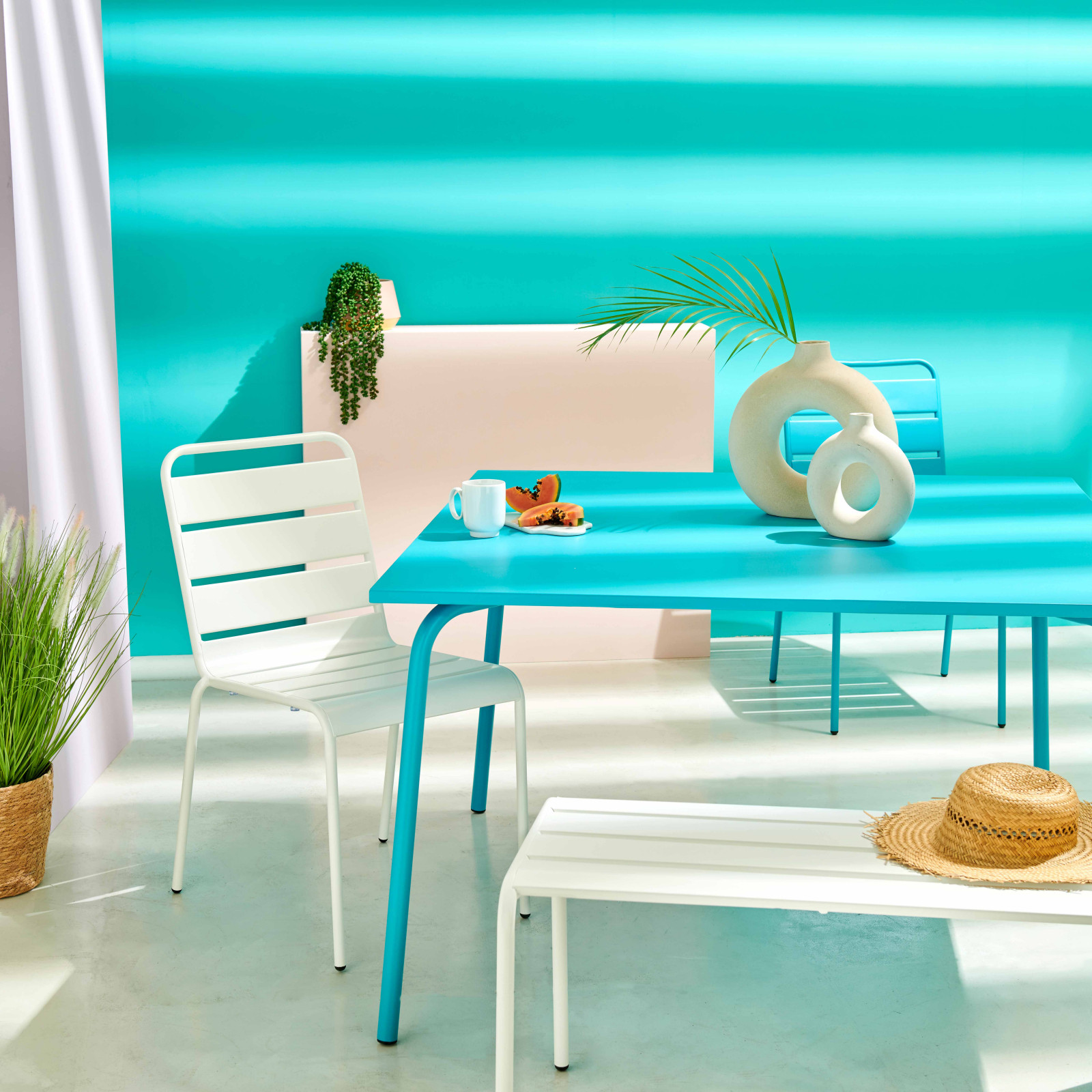 Table carrée en métal bleue