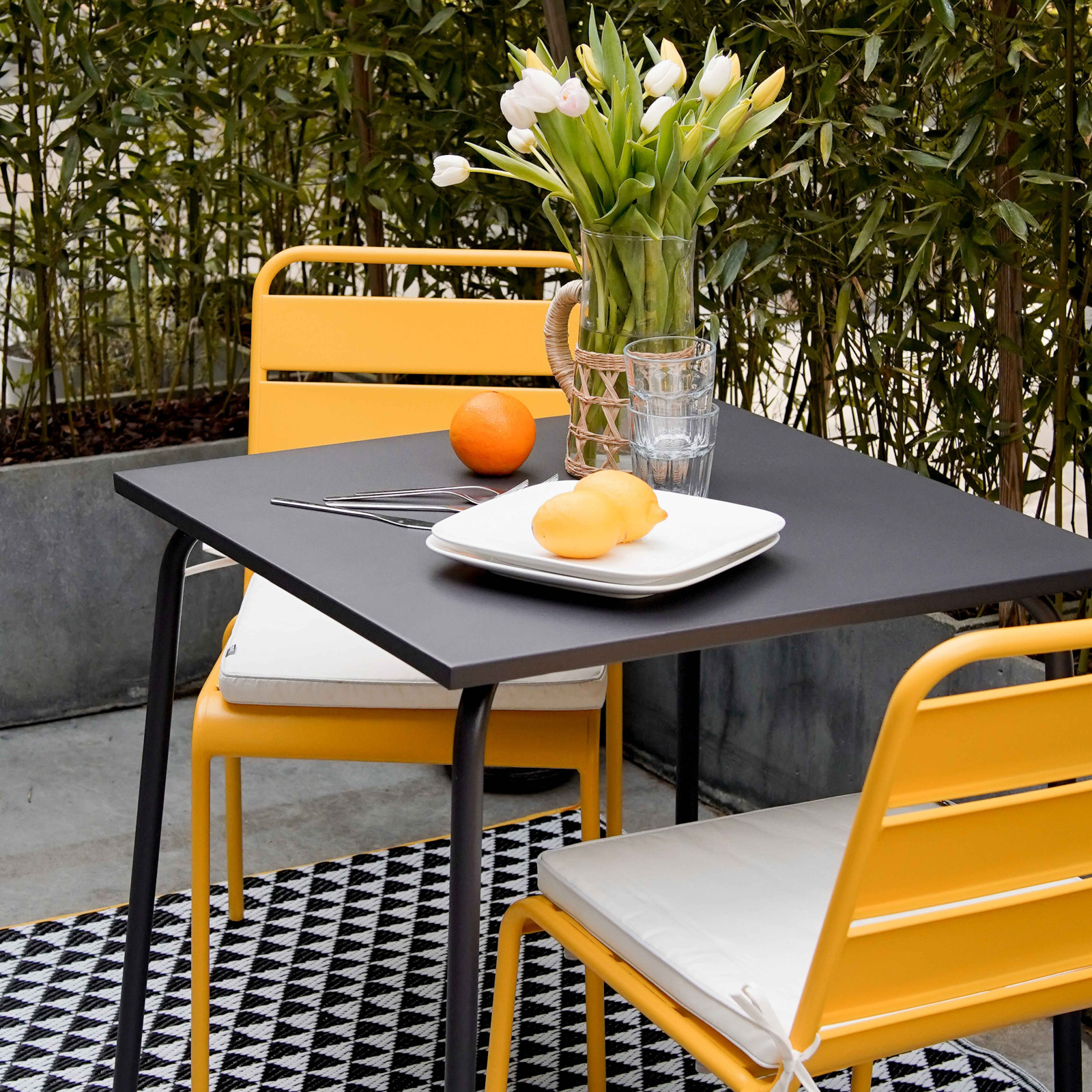 Table carrée en métal GRISE Table carrée en métal GRISE