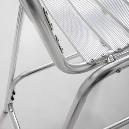 Focus tabouret gris en aluminium terrasse restaurant
