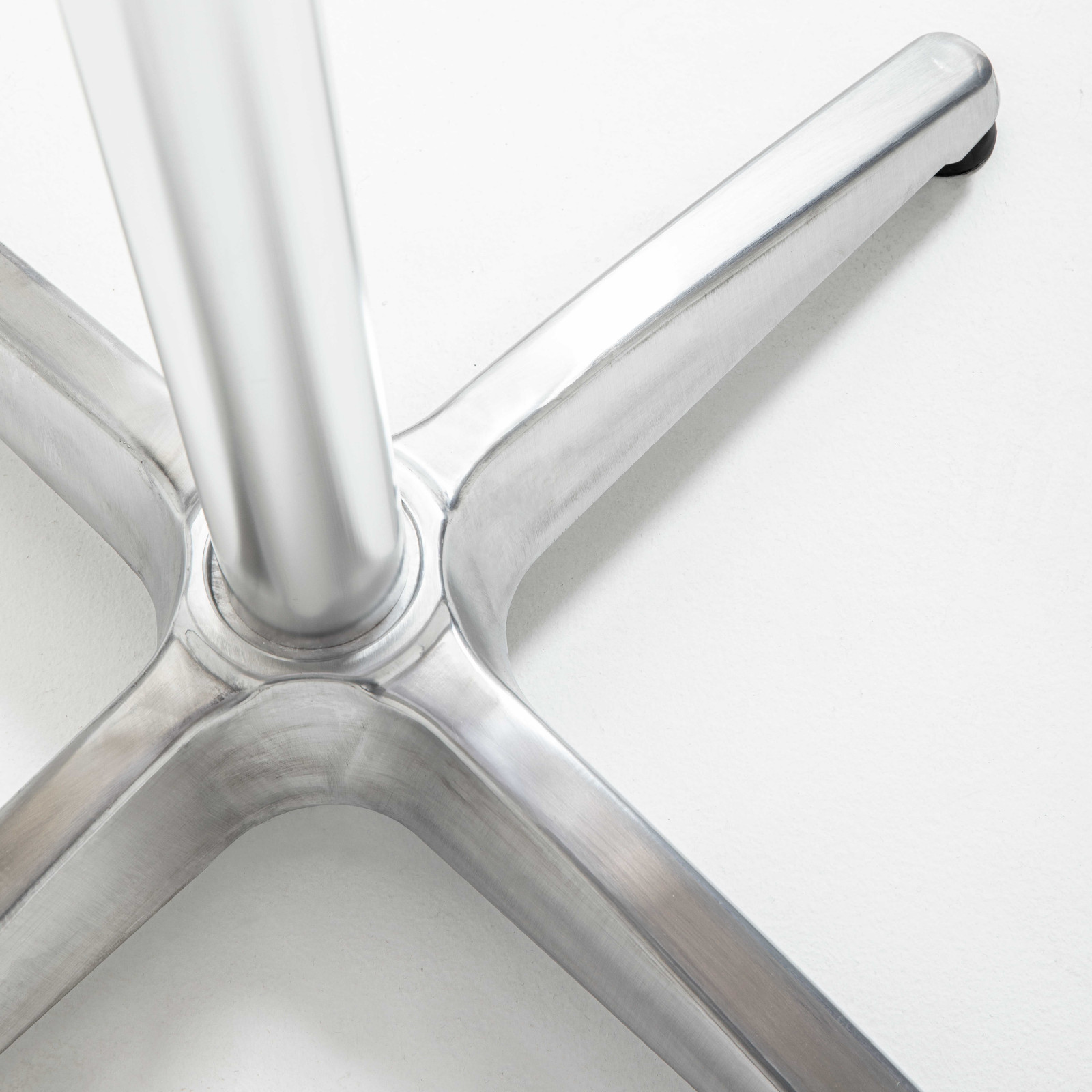 Focus pied aluminium mange debout terrasse réception Focus pied aluminium mange debout terrasse réception