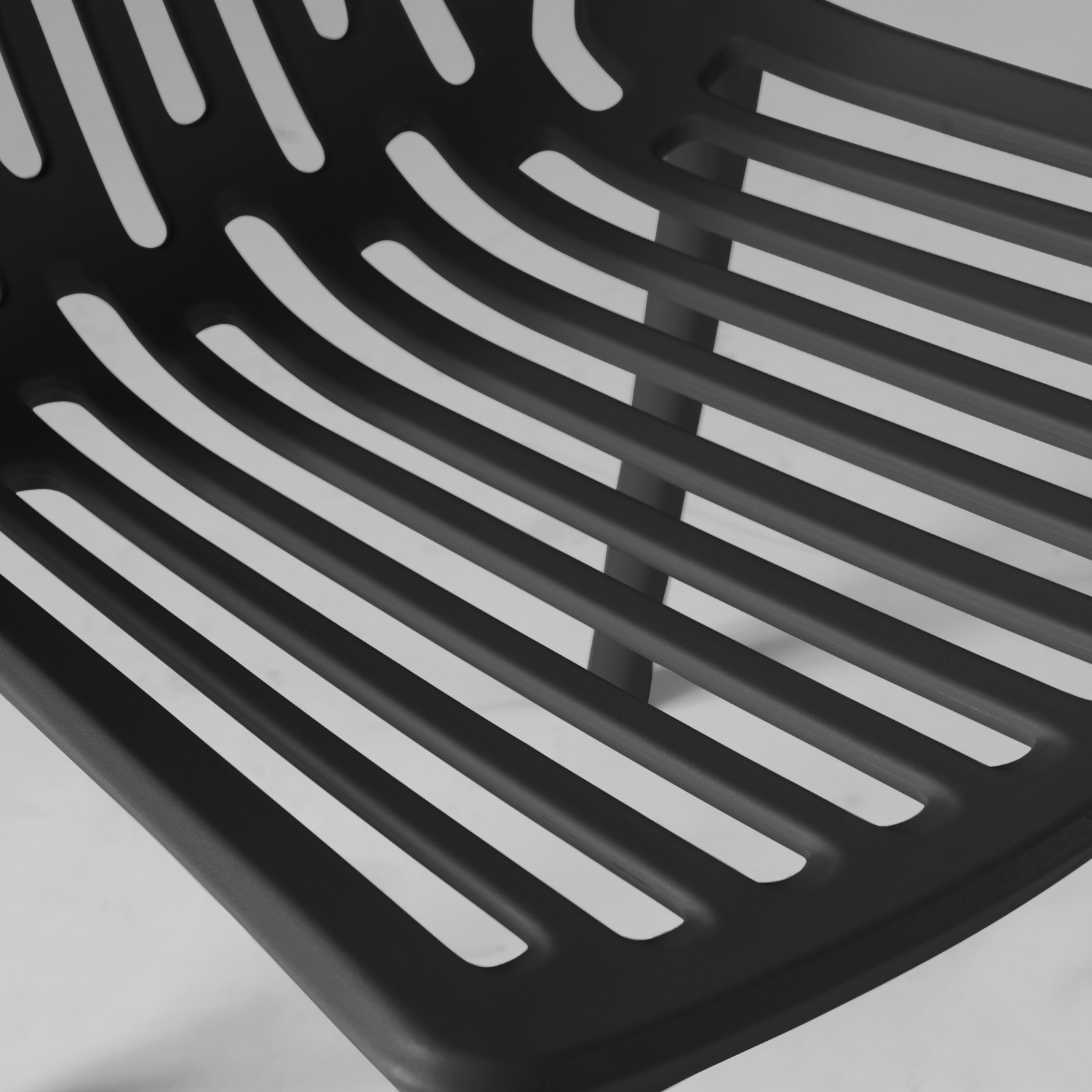 Chaise design en plastique avec dossier ajouré Chaise design en plastique avec dossier ajouré