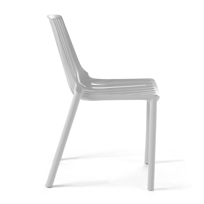 Chaise design en plastique avec dossier ajouré