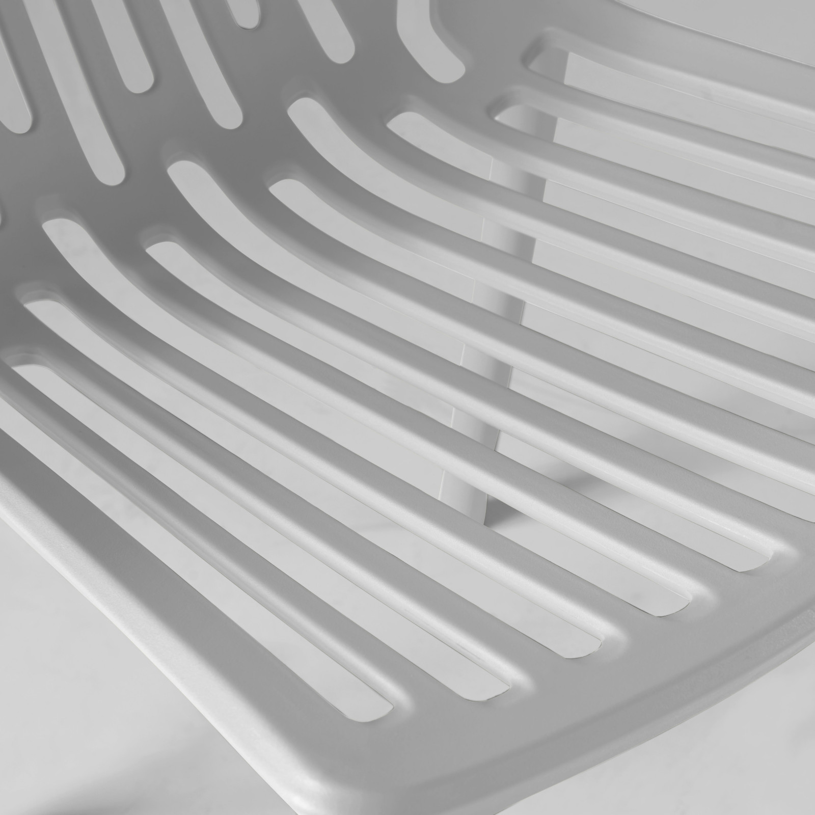 Chaise design en plastique avec dossier ajouré