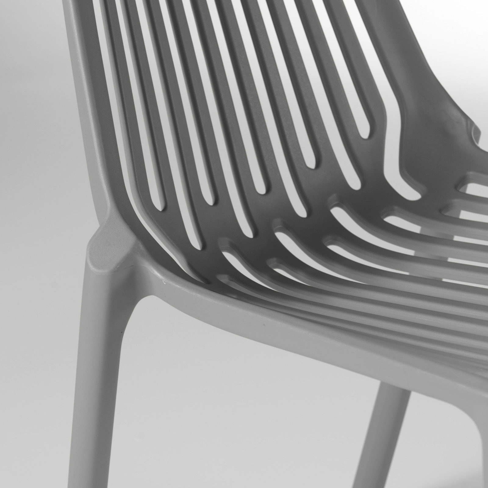Chaise design en plastique avec dossier ajouré