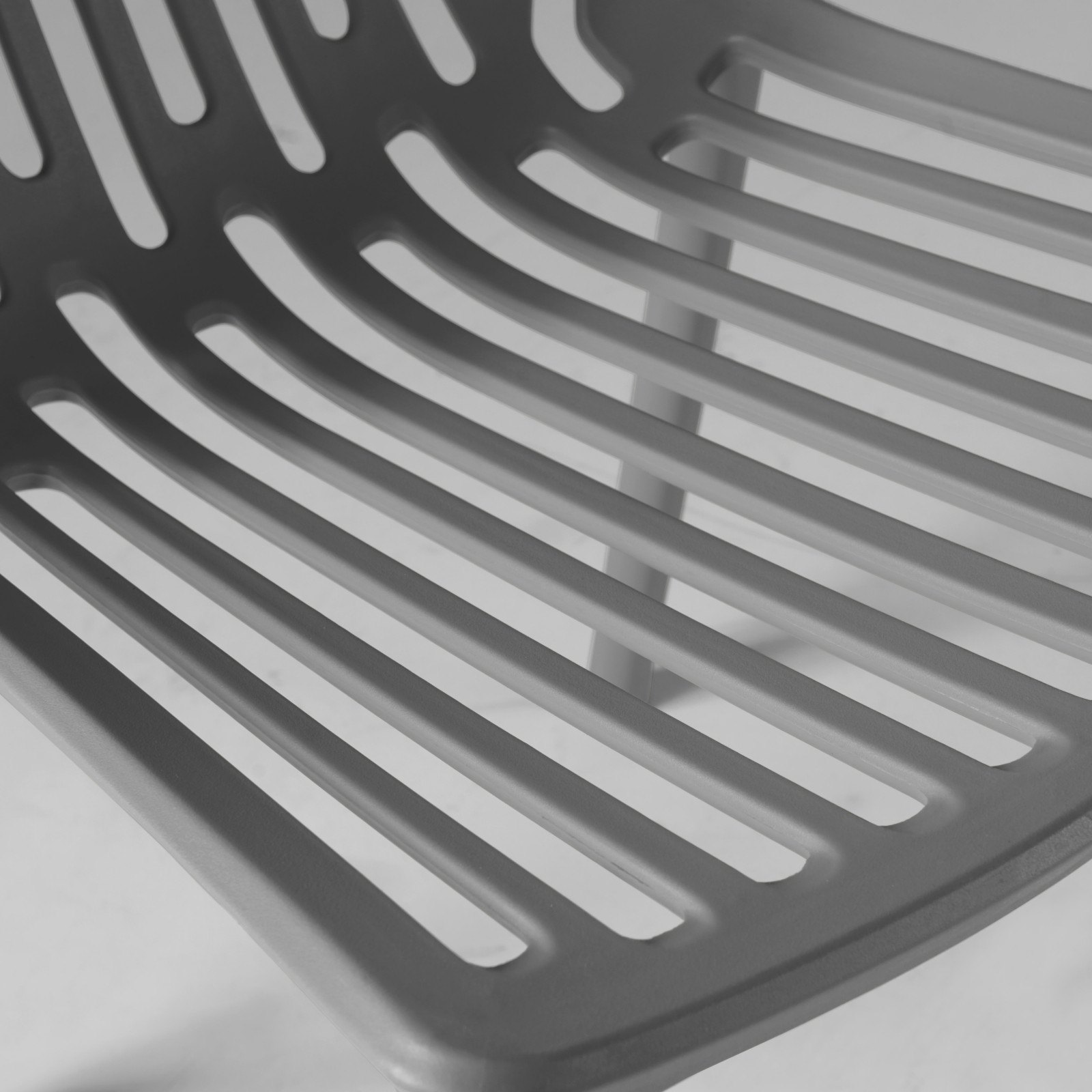 Chaise design en plastique avec dossier ajouré