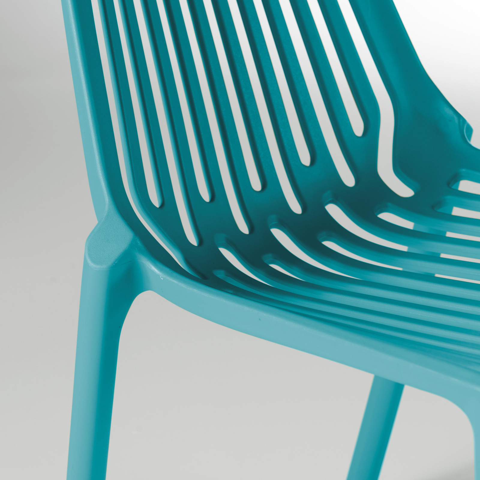 Chaise design en plastique avec dossier ajouré