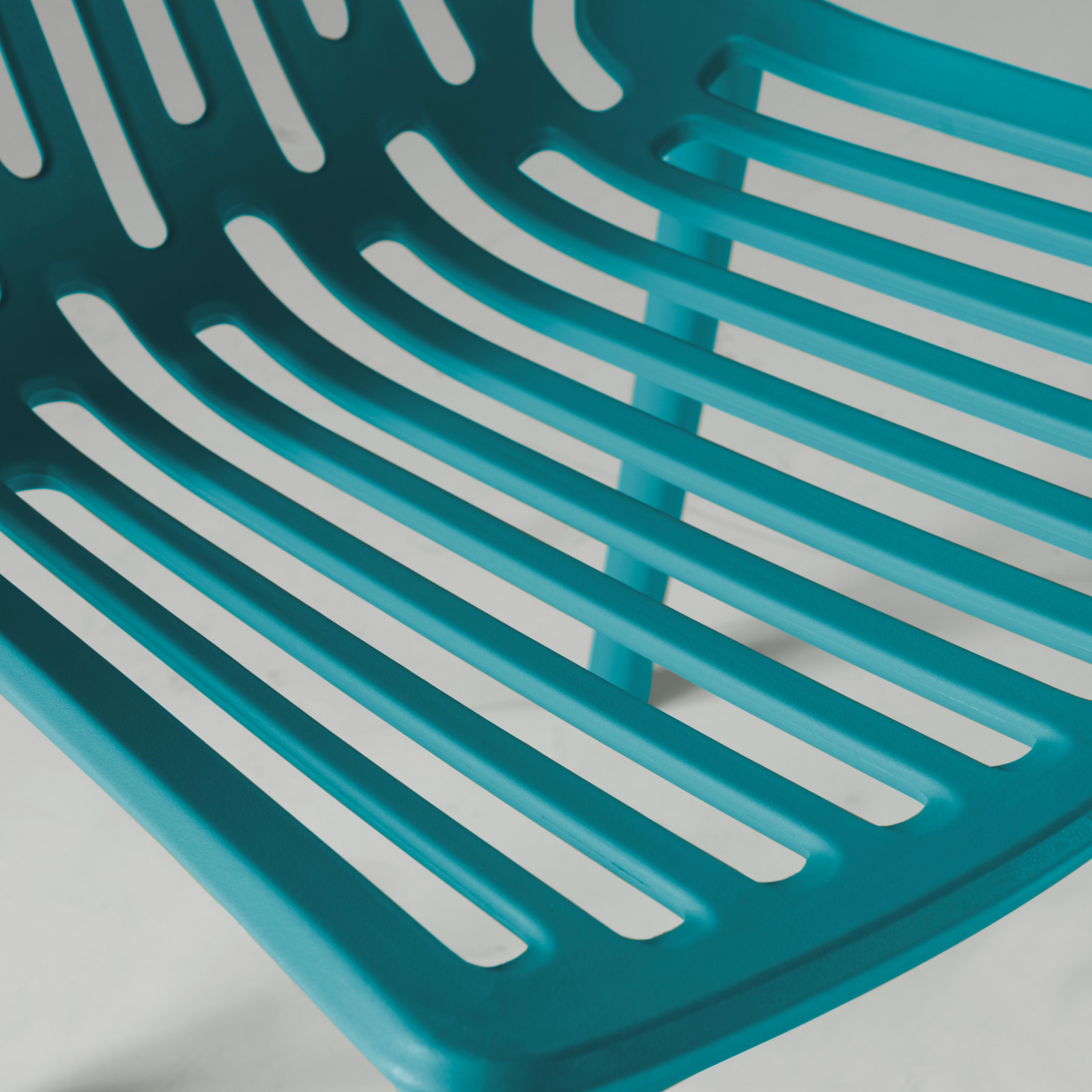 Chaise design en plastique avec dossier ajouré