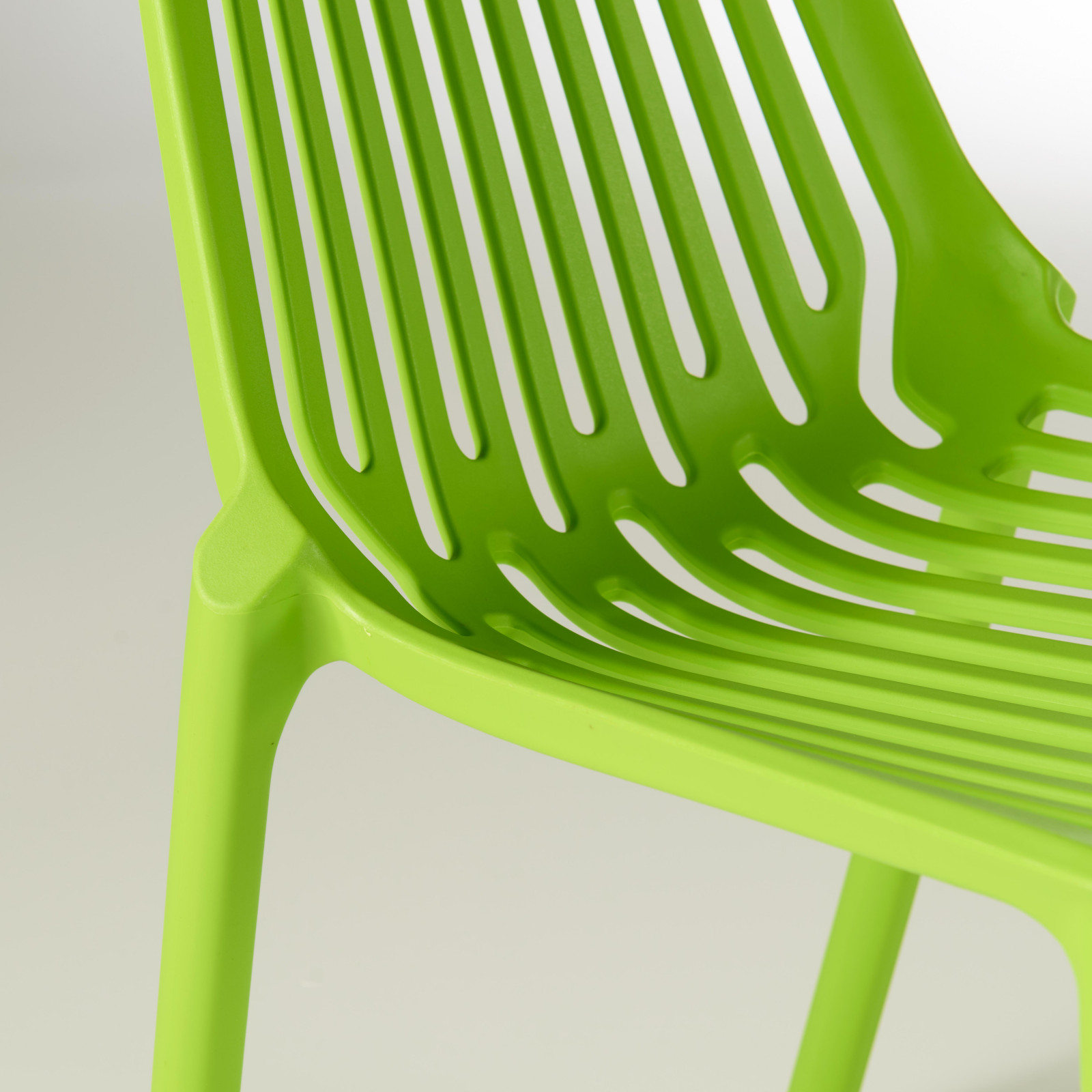 Chaise design en plastique avec dossier ajouré