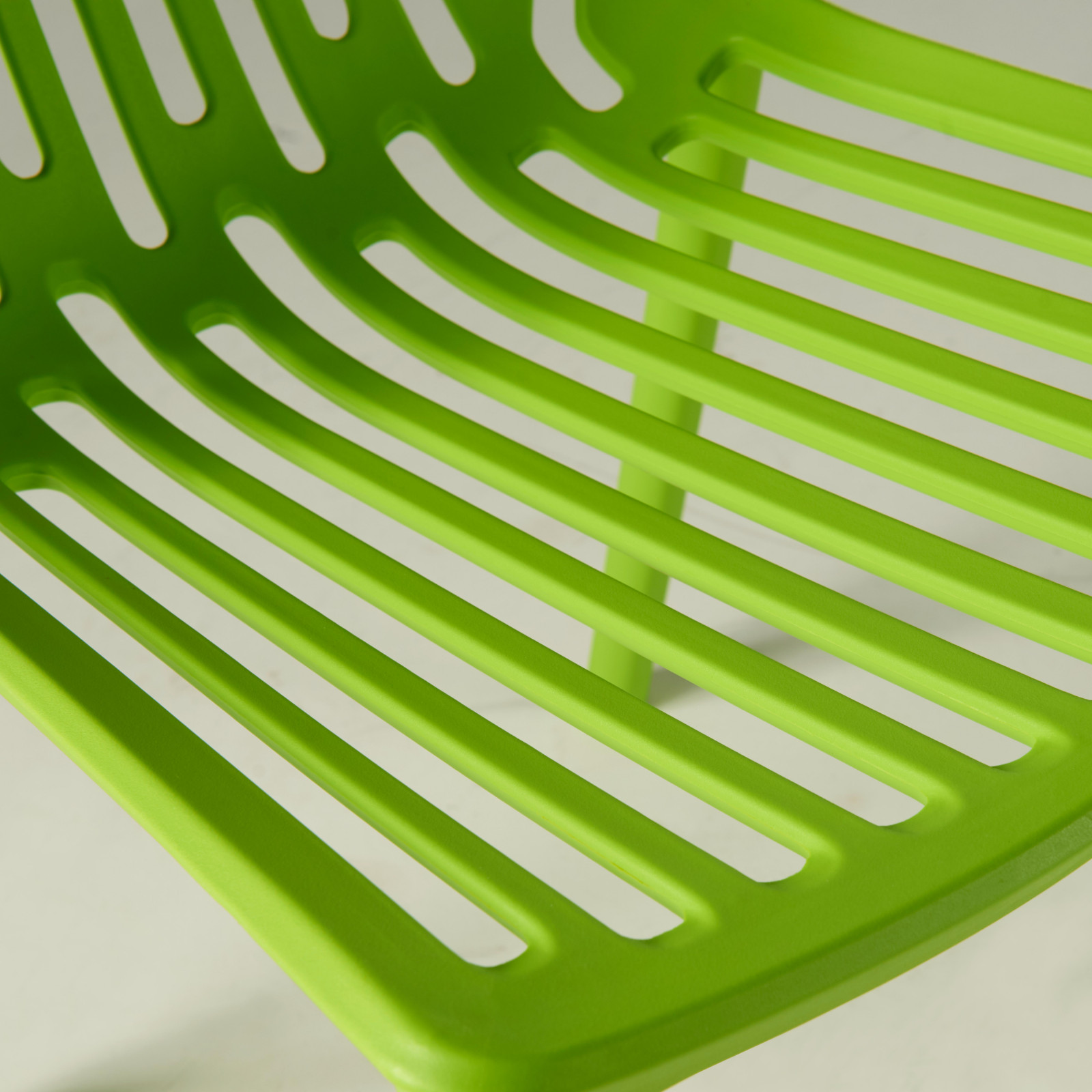 Chaise design en plastique avec dossier ajouré