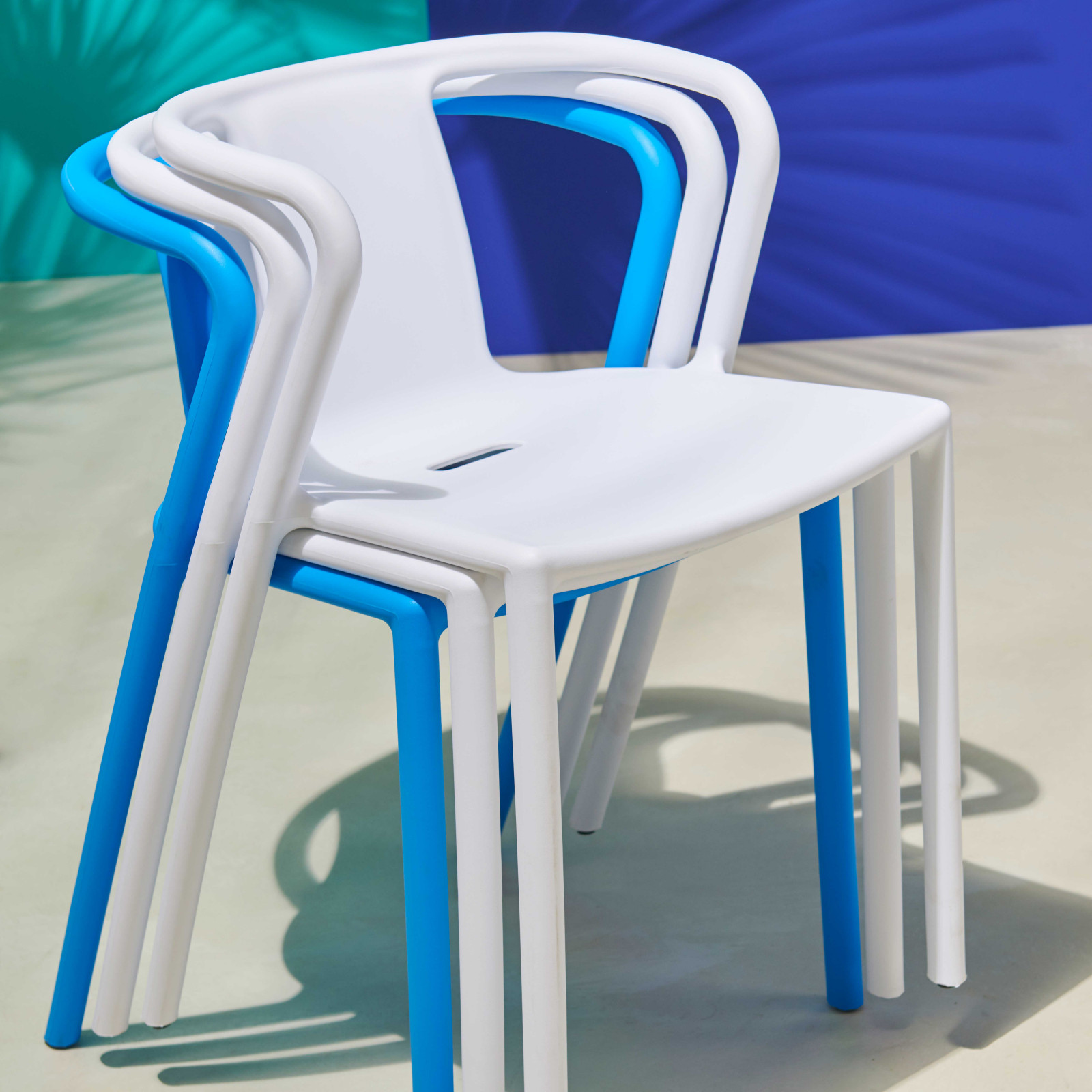 Lot de 4 fauteuils en plastique Lot de 4 fauteuils en plastique
