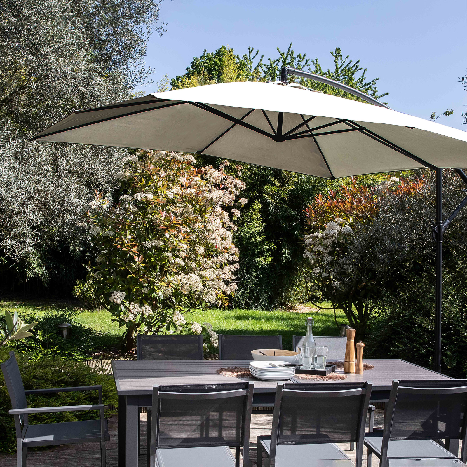 Ensemble parasol déporté carré inclinable 160g/m² (3 x 3 m)  + 4 dalles à lester remplissables