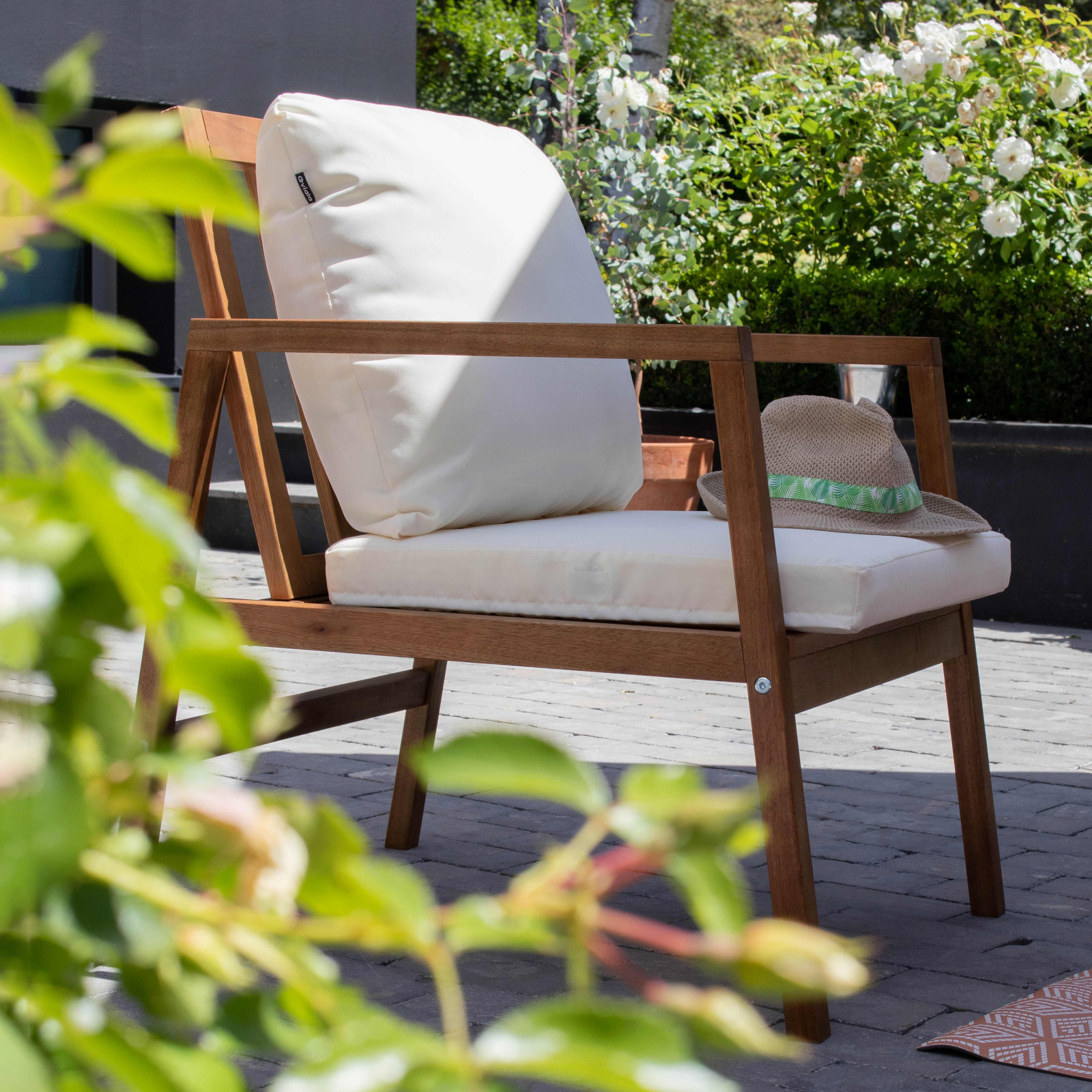 Salon de jardin en bois d'eucalyptus avec 1 canapé, 2 fauteuils et table basse