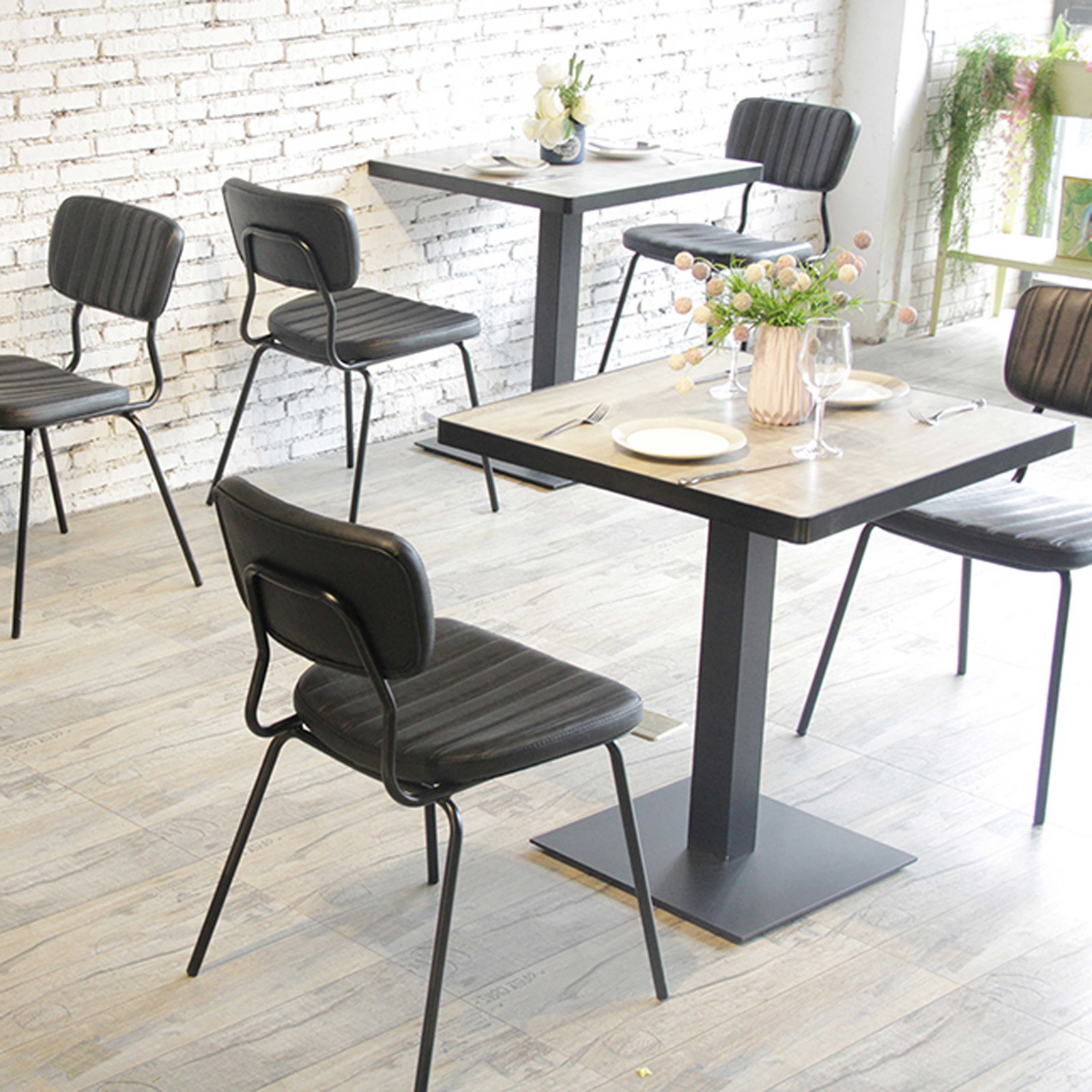 Lot de 2 chaises en cuir synthétique