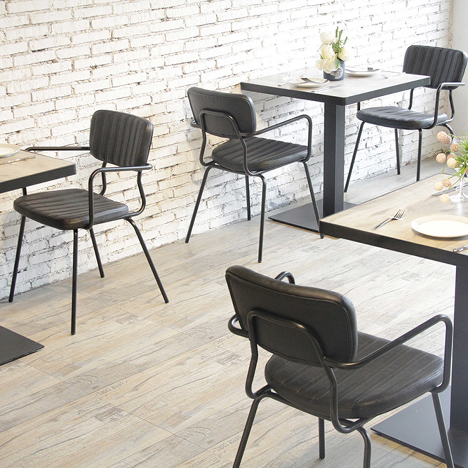 Lot de 2 chaises avec accoudoirs en cuir synthétique