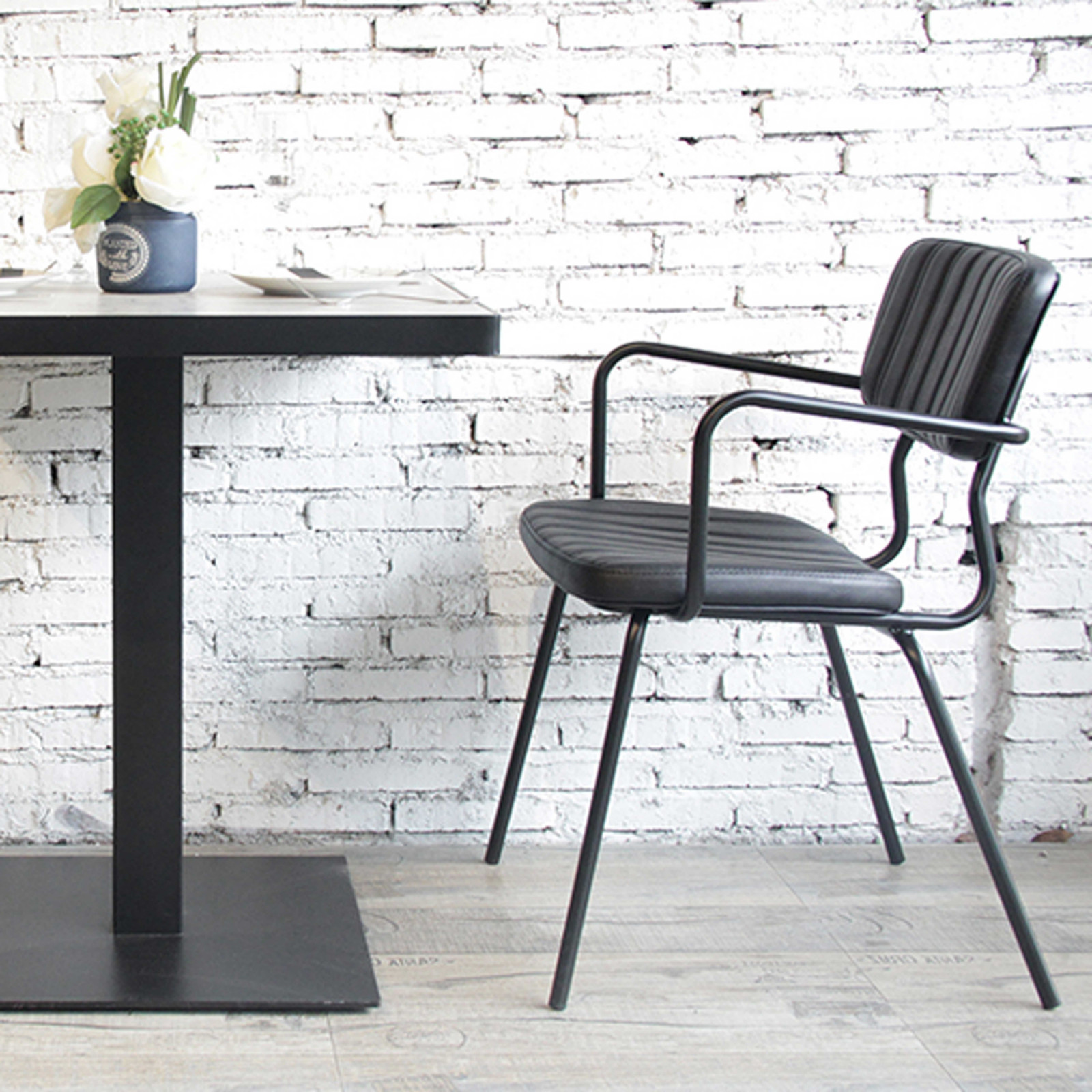 Lot de 2 chaises avec accoudoirs en cuir synthétique