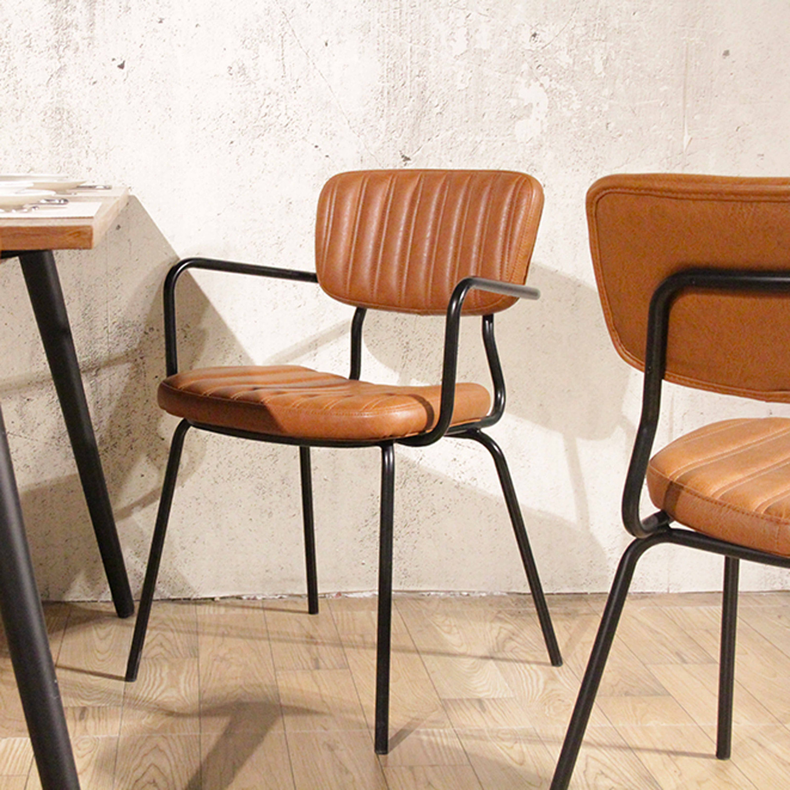 Lot de 2 chaises avec accoudoirs en cuir synthétique