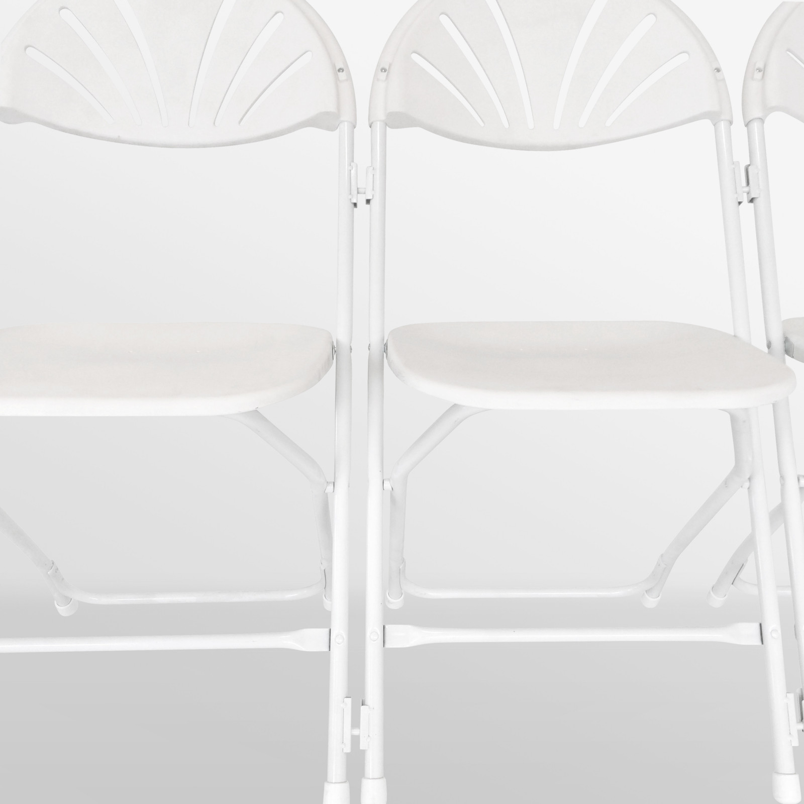 10 chaises pliantes blanches avec crochets de liaison