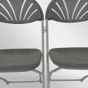 Lot 10 chaises pliantes grises et crochets de liaison