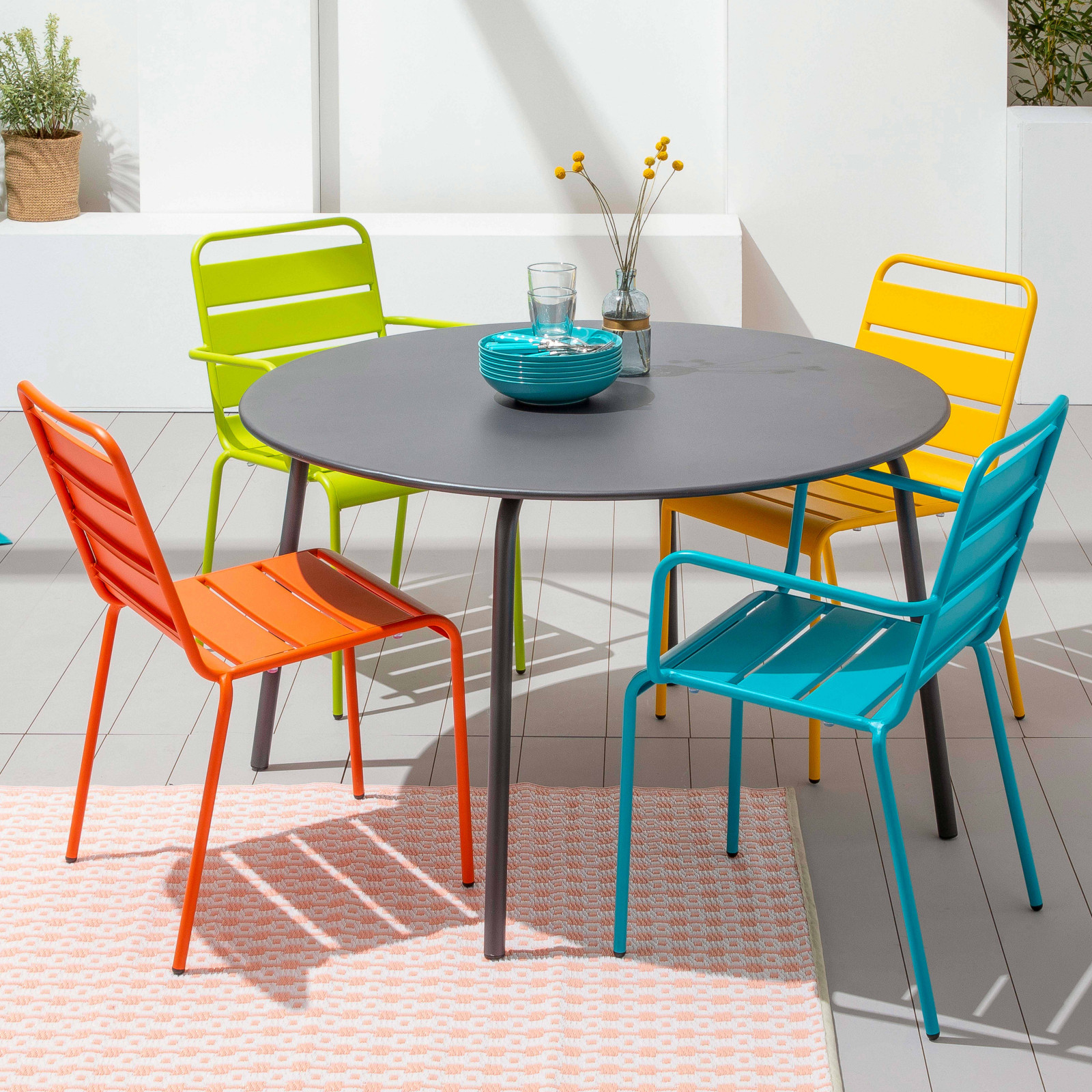 Chaise de terrasse avec accoudoirs en métal