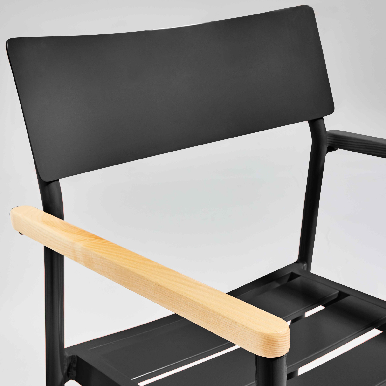 Chaise avec accoudoirs en aluminium et bois