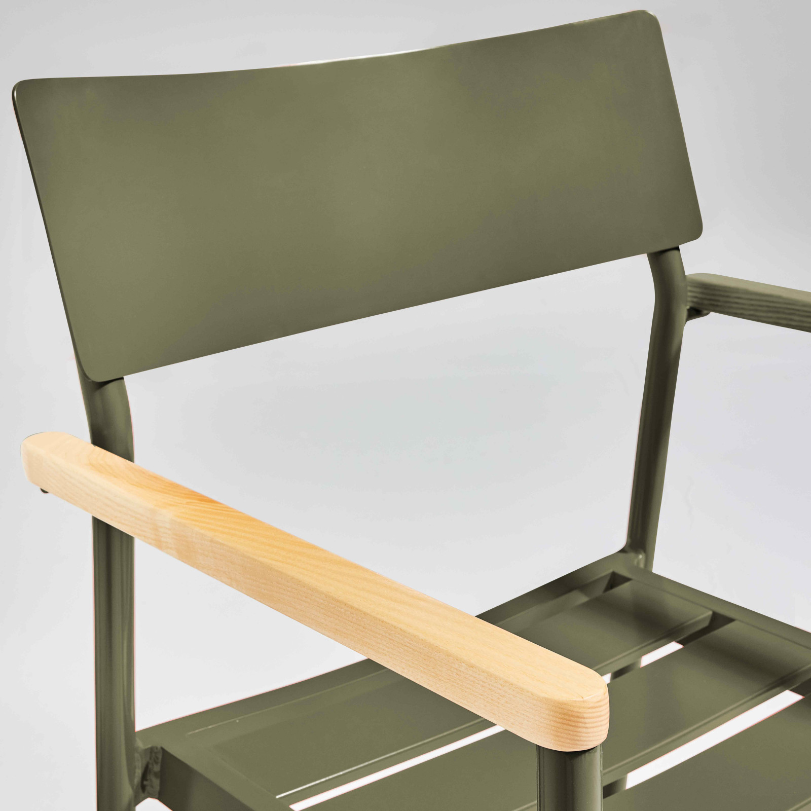 Chaise avec accoudoirs en aluminium et bois