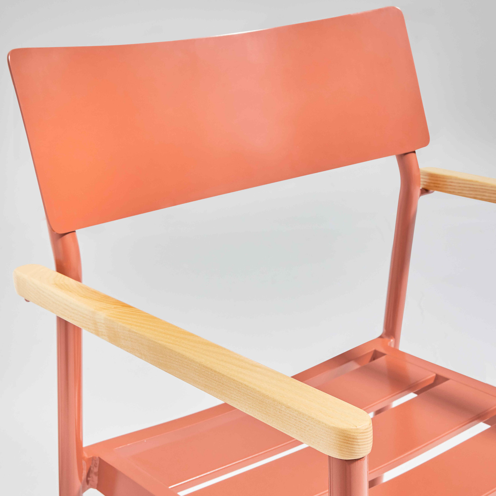 Chaise avec accoudoirs en aluminium et bois