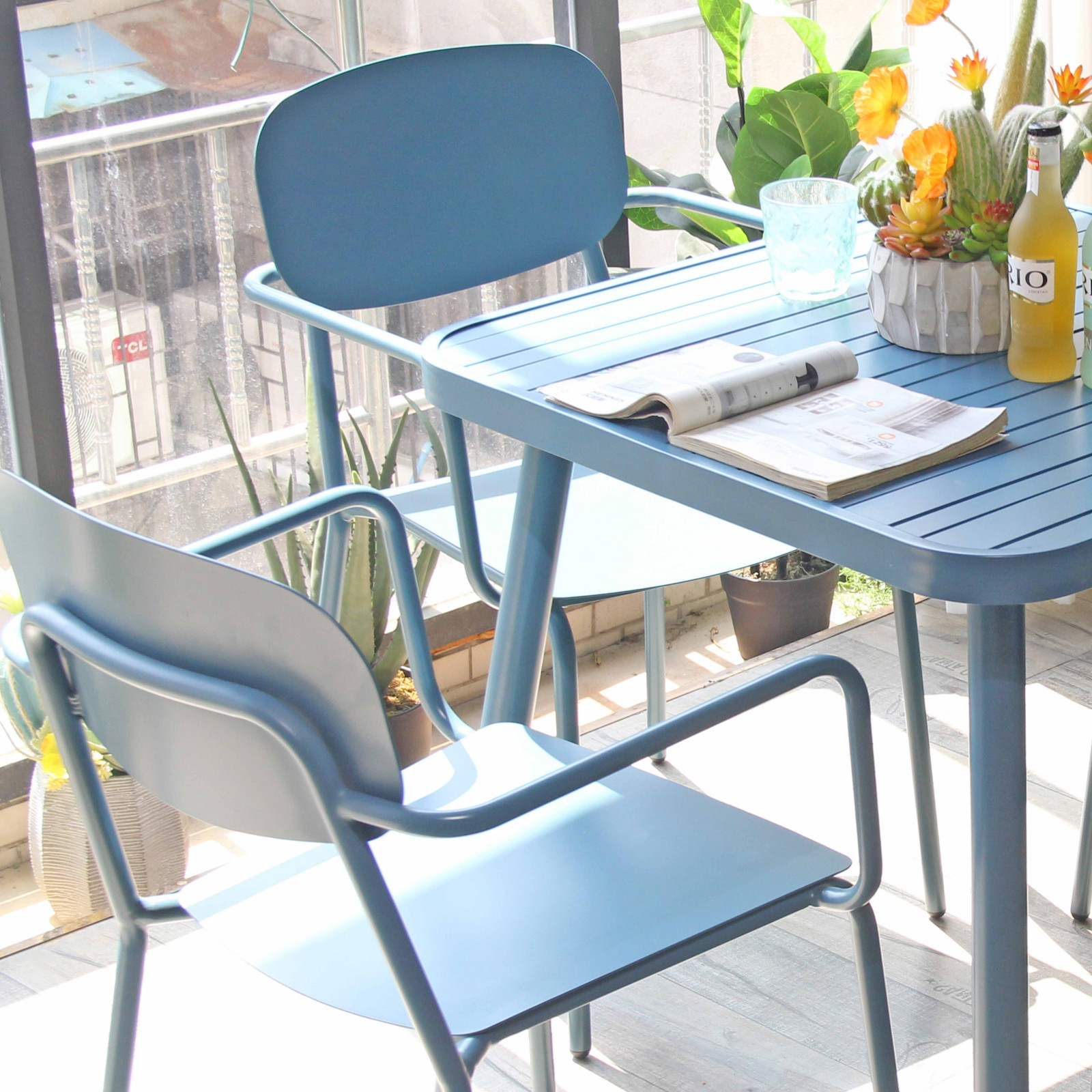 Table de terrasse carrée ( 75 x 75 x 76 cm) + 2 fauteuils en aluminium