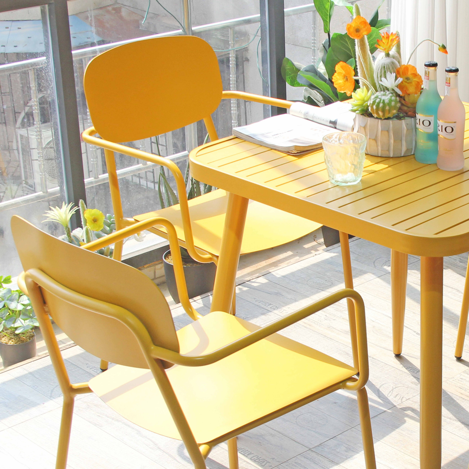 Table de terrasse carrée ( 75 x 75 x 76 cm) + 2 fauteuils en aluminium
