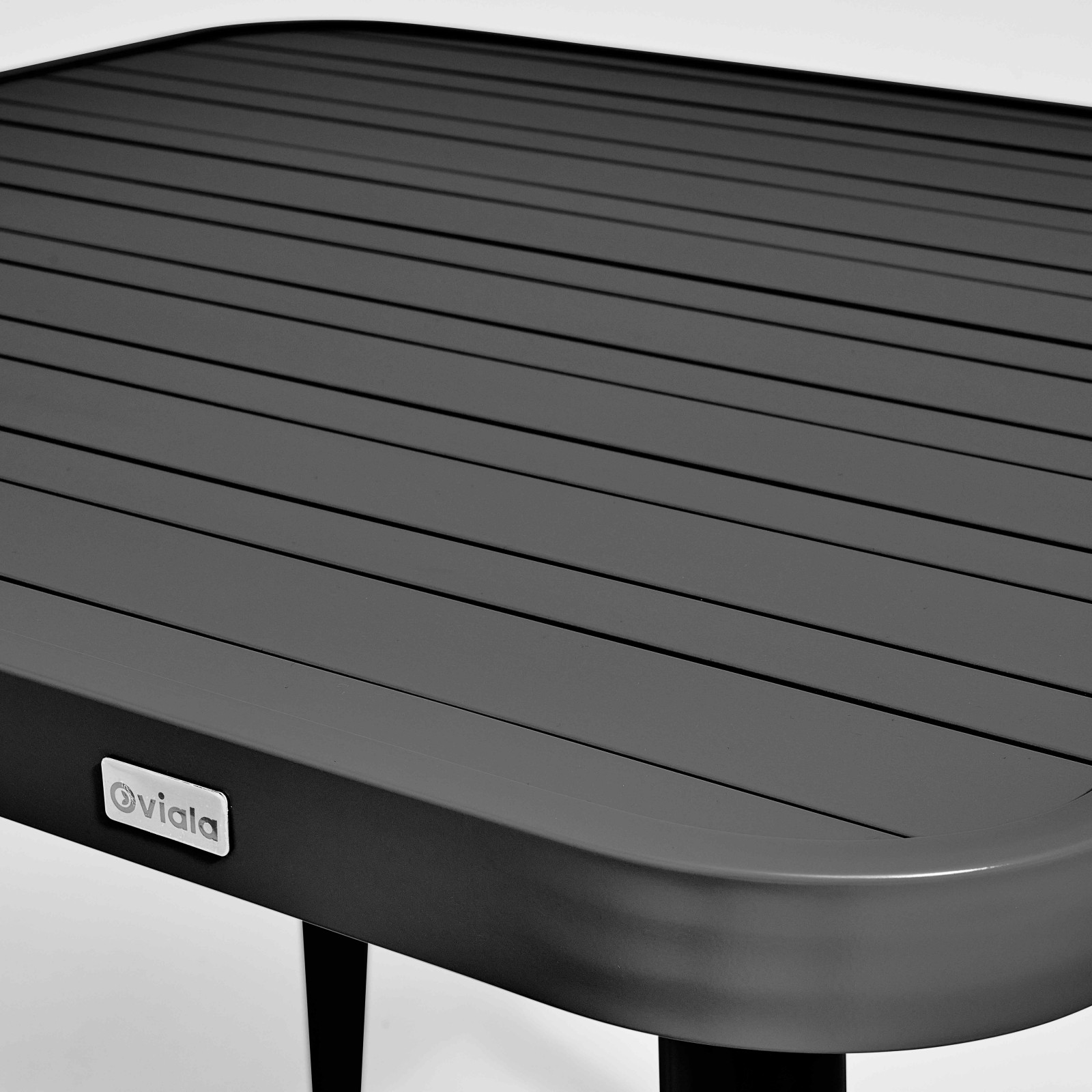 Table de terrasse carrée ( 75 x 75 x 76 cm) et 4 chaises avec accoudoirs en aluminium