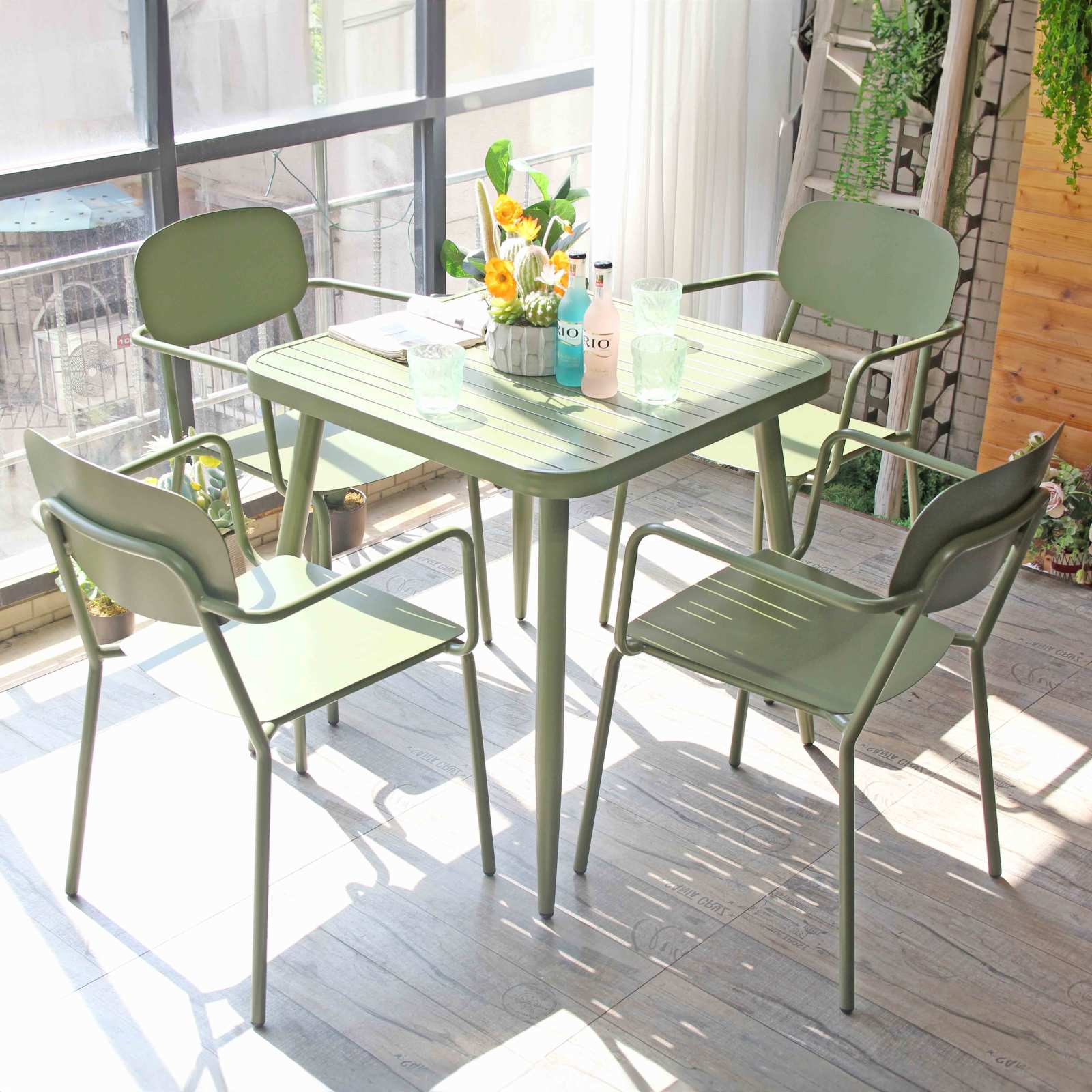 Table de terrasse carrée ( 75 x 75 x 76 cm) et 4 chaises avec accoudoirs en aluminium
