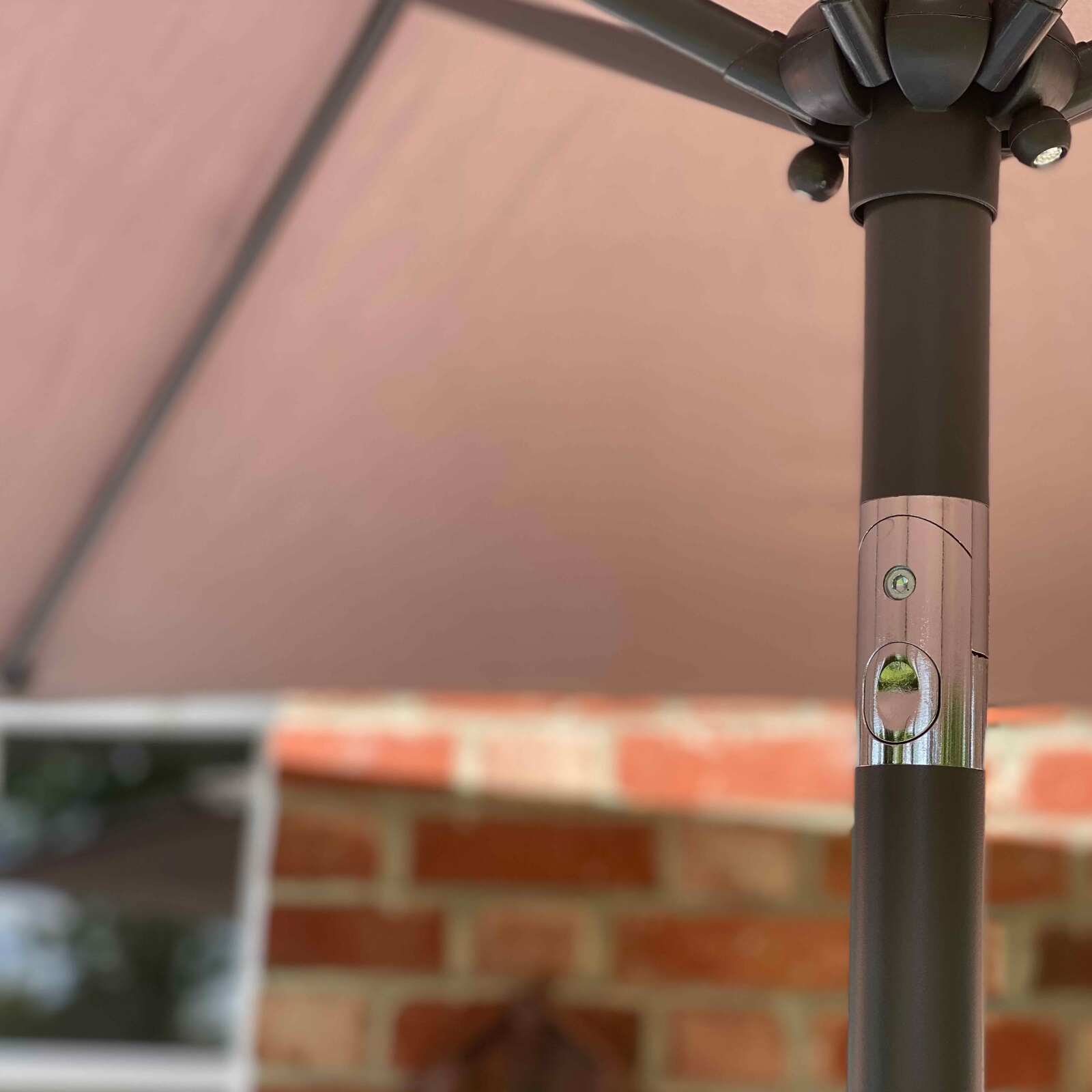 Ensemble parasol droit inclinable 180g/m² (Ø3m) avec pied pliant + 4 dalles à lester remplissables