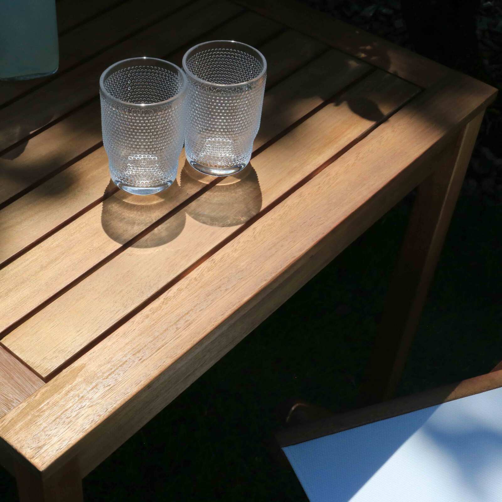 Table bistrot carrée (70 x 70 x 75 cm) en bois d'eucalyptus Table bistrot carrée (70 x 70 x 75 cm) en bois d'eucalyptus