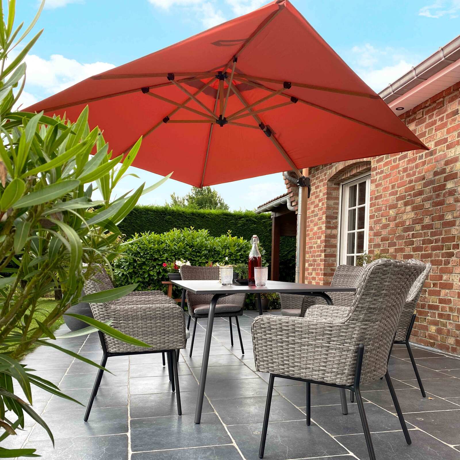 Ensemble parasol déporté inclinable carré (3 x 3m) 250g/m² + 4 dalles lestées