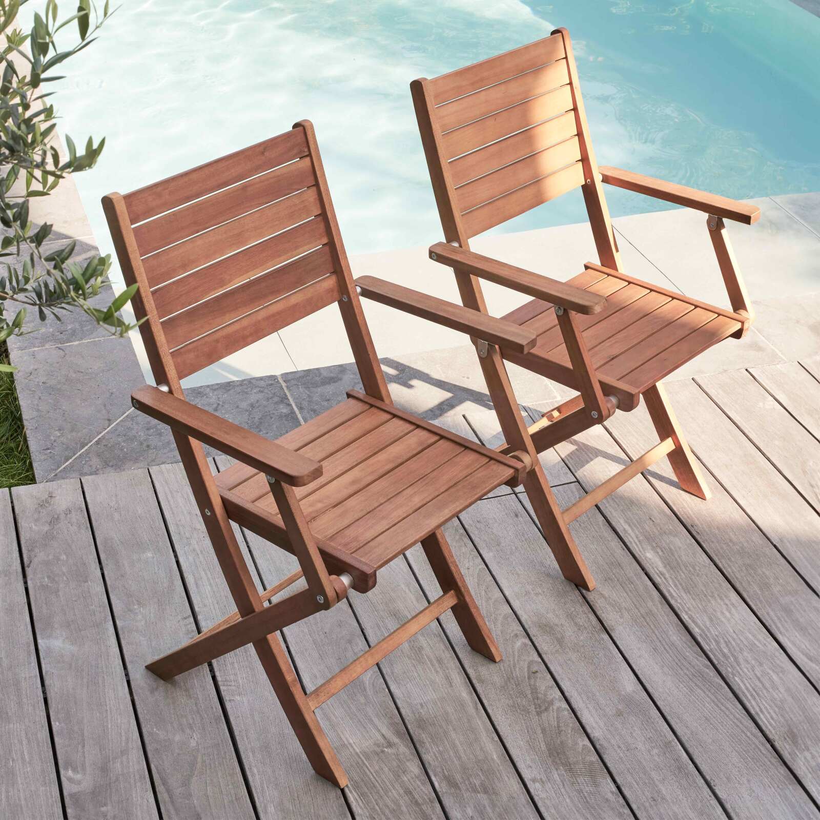 Lot de 2 chaises pliantes avec accoudoirs en bois d'eucalyptus Lot de 2 chaises pliantes avec accoudoirs en bois d'eucalyptus