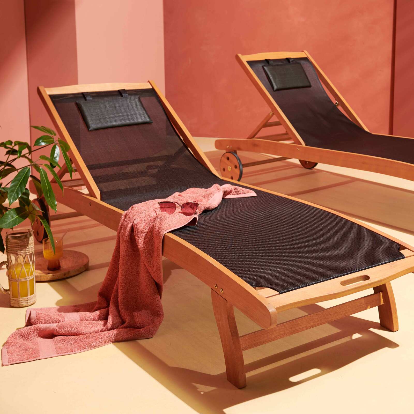 Lot de 2 transats en bois FSC et textilène avec roues et inclinable