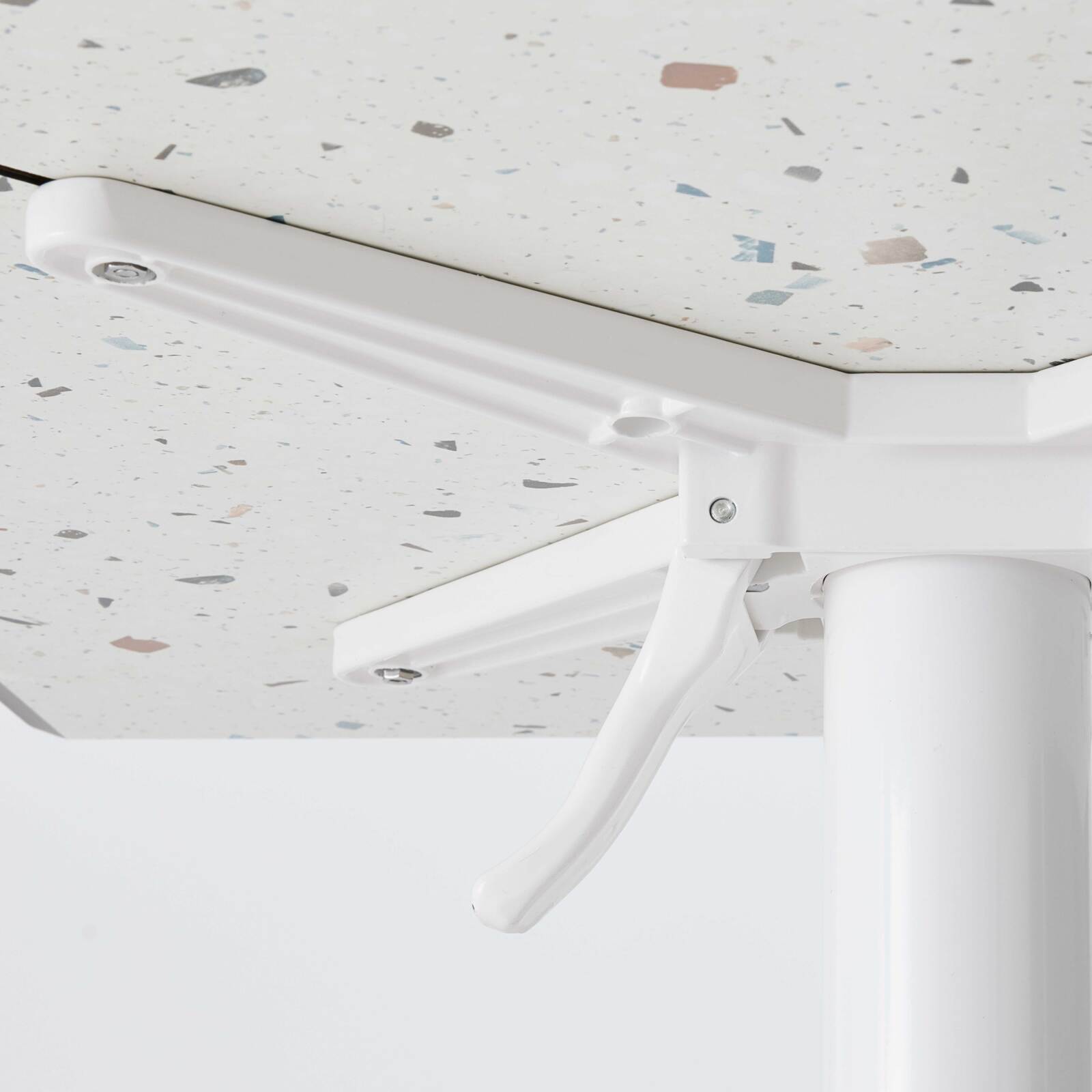 Table carré haute (60x60 cm) inclinable en HPL avec pied blanc