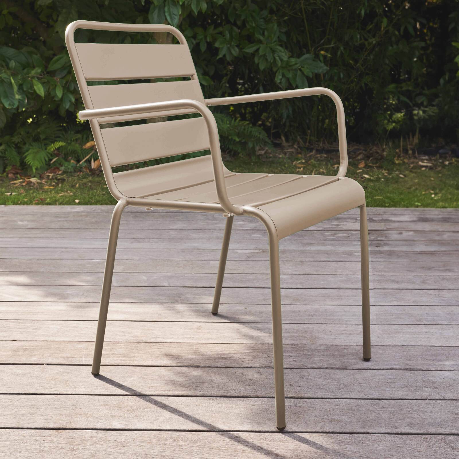 Chaise de terrasse avec accoudoirs en métal