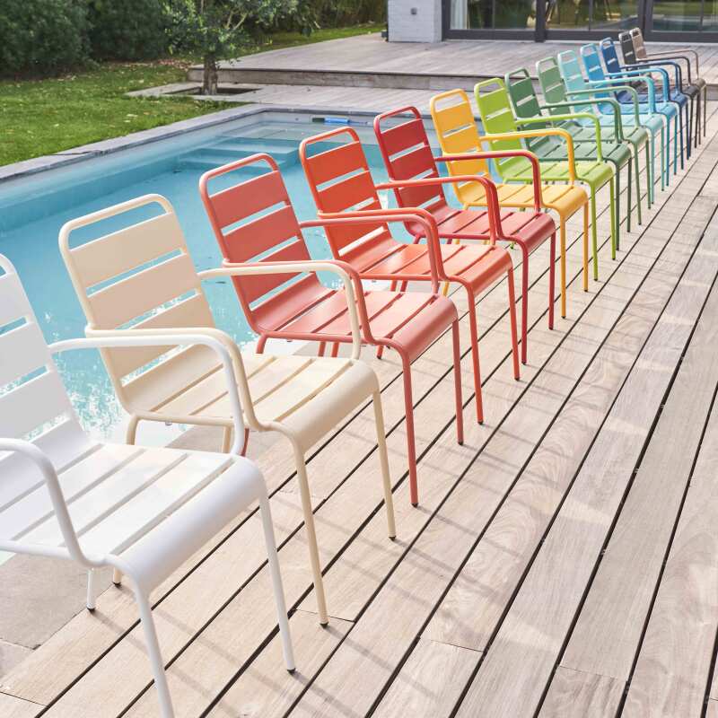 Chaise de terrasse avec accoudoirs en métal
