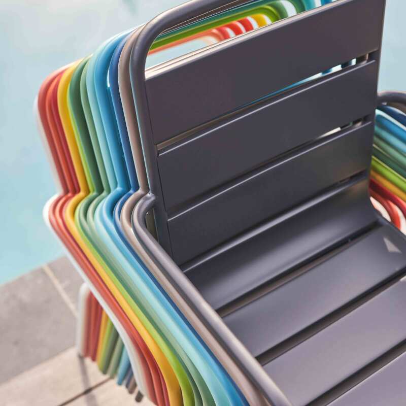 Chaise de terrasse avec accoudoirs en métal