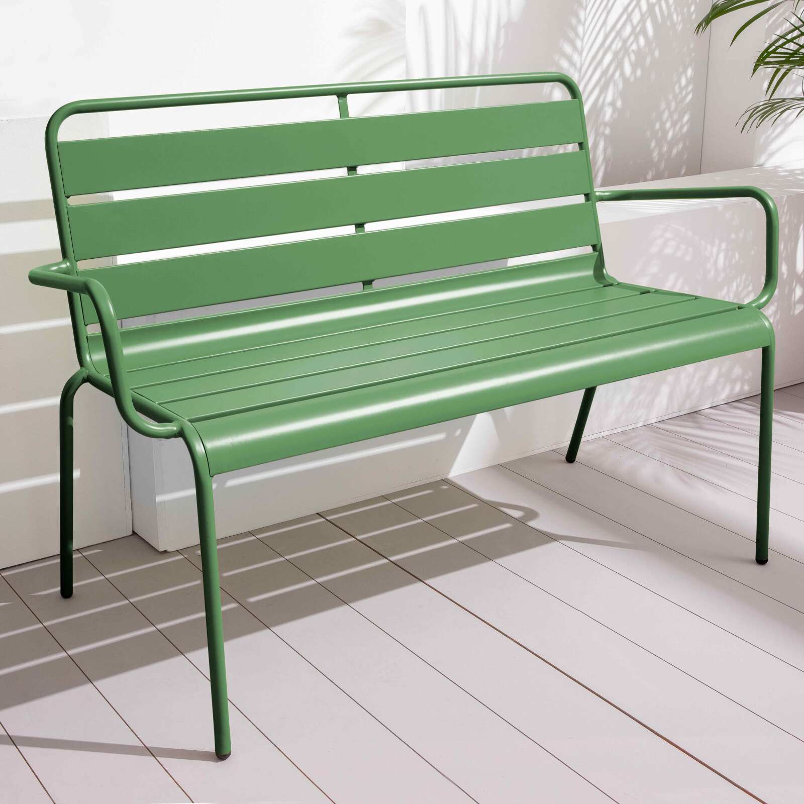 Banc avec dossier et accoudoirs en métal Banc avec dossier et accoudoirs en métal