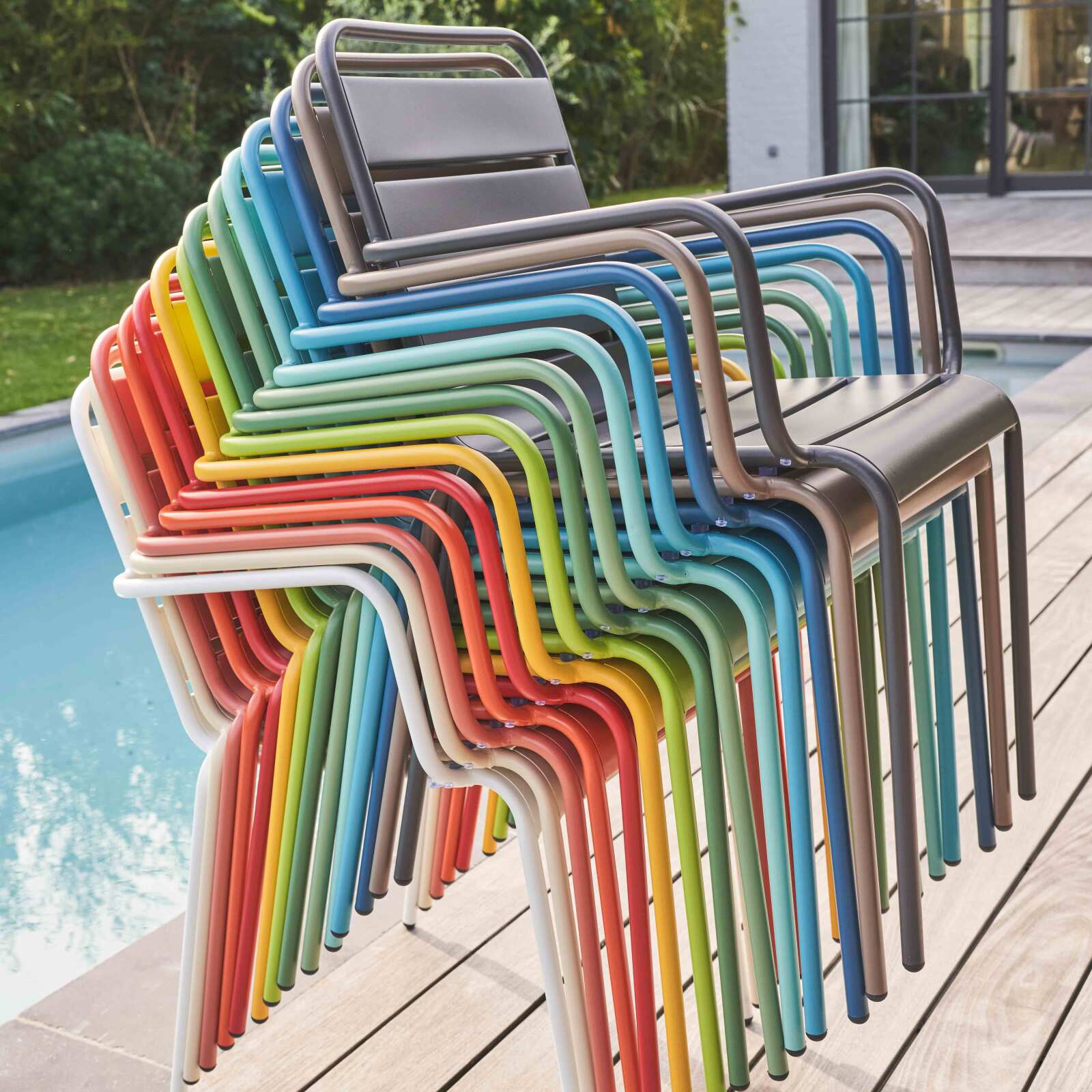 Chaise de terrasse avec accoudoirs en métal