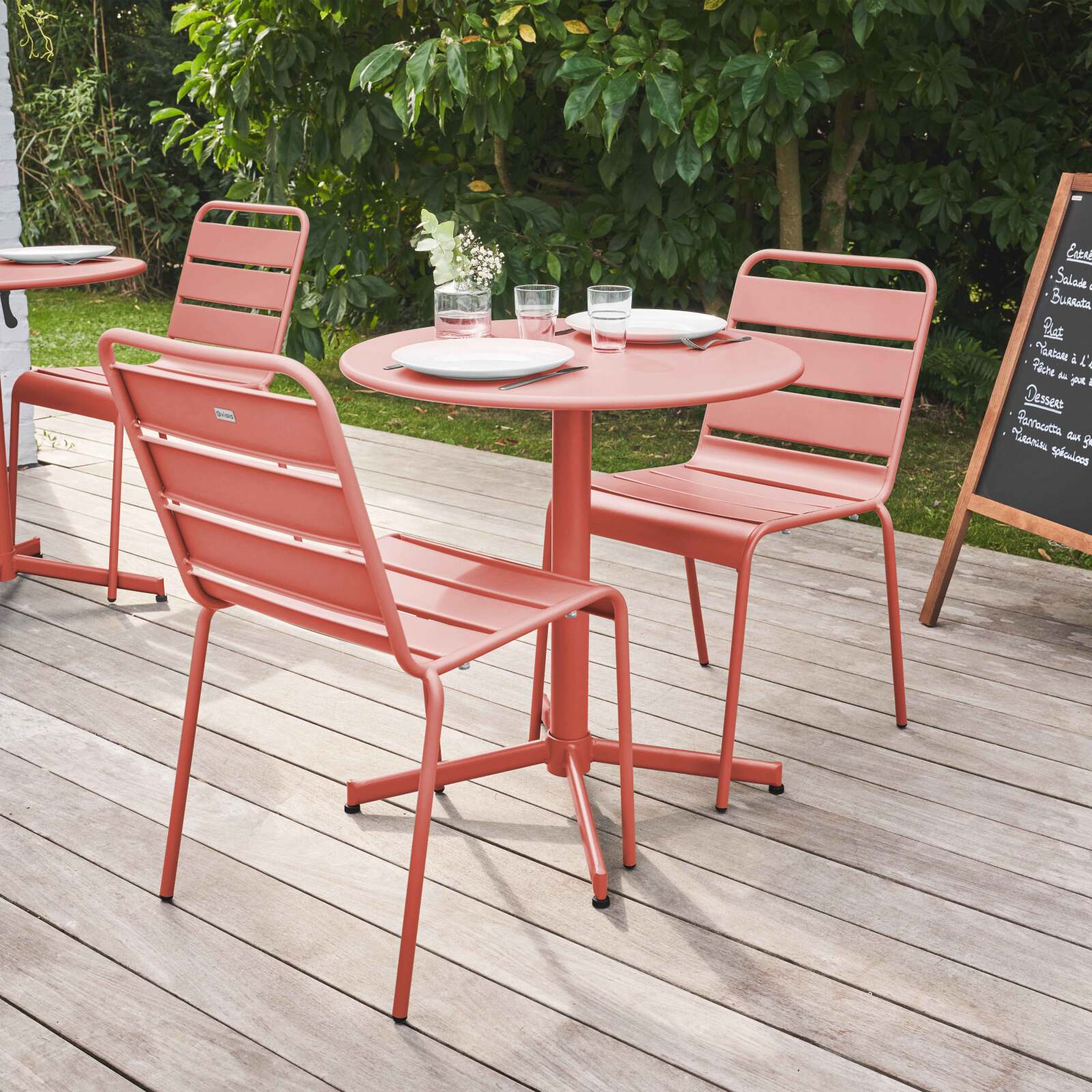 Ensemble table ronde avec plateau inclinable (⌀70 cm) + 2 chaises en métal Ensemble table ronde avec plateau inclinable (⌀70 cm) + 2 chaises en métal