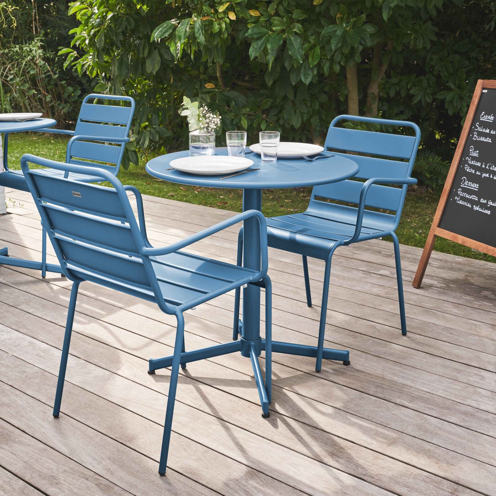 Ensemble table ronde avec plateau inclinable (⌀70cm) et 2 fauteuils en métal Ensemble table ronde avec plateau inclinable (⌀70cm) et 2 fauteuils en métal