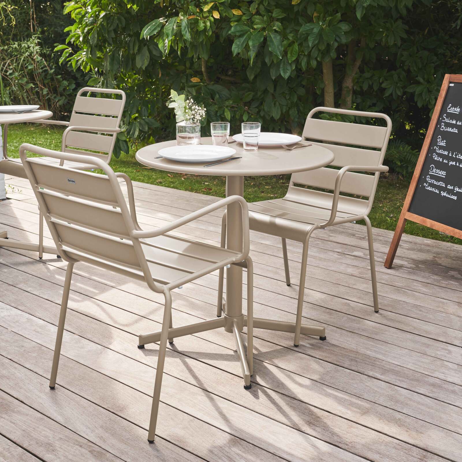 Ensemble table ronde avec plateau inclinable (⌀70cm) et 2 fauteuils en métal Ensemble table ronde avec plateau inclinable (⌀70cm) et 2 fauteuils en métal