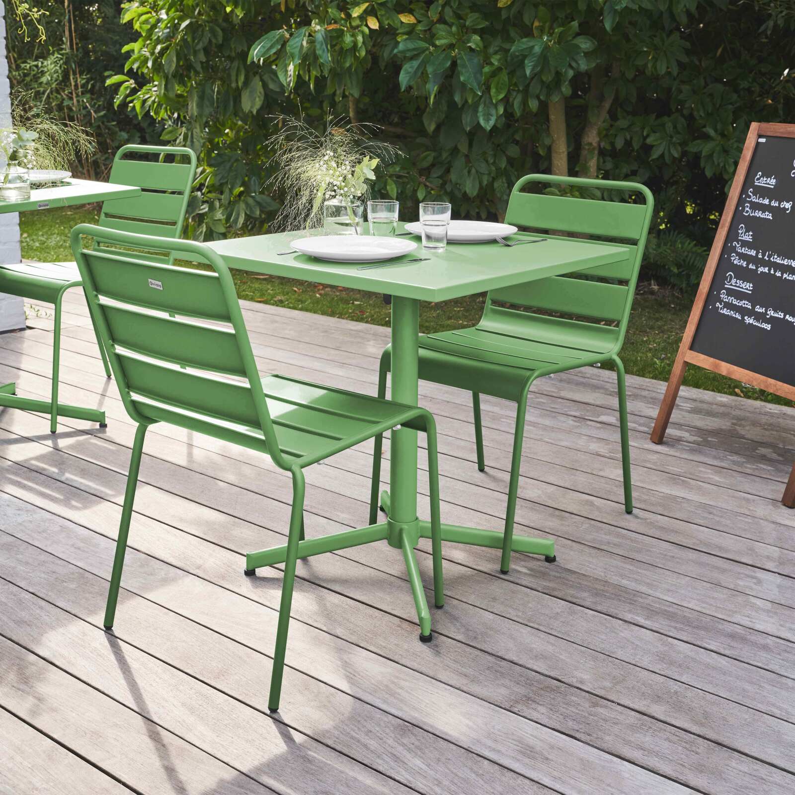 Ensemble table carrée avec plateau inclinable et 2 chaises en métal