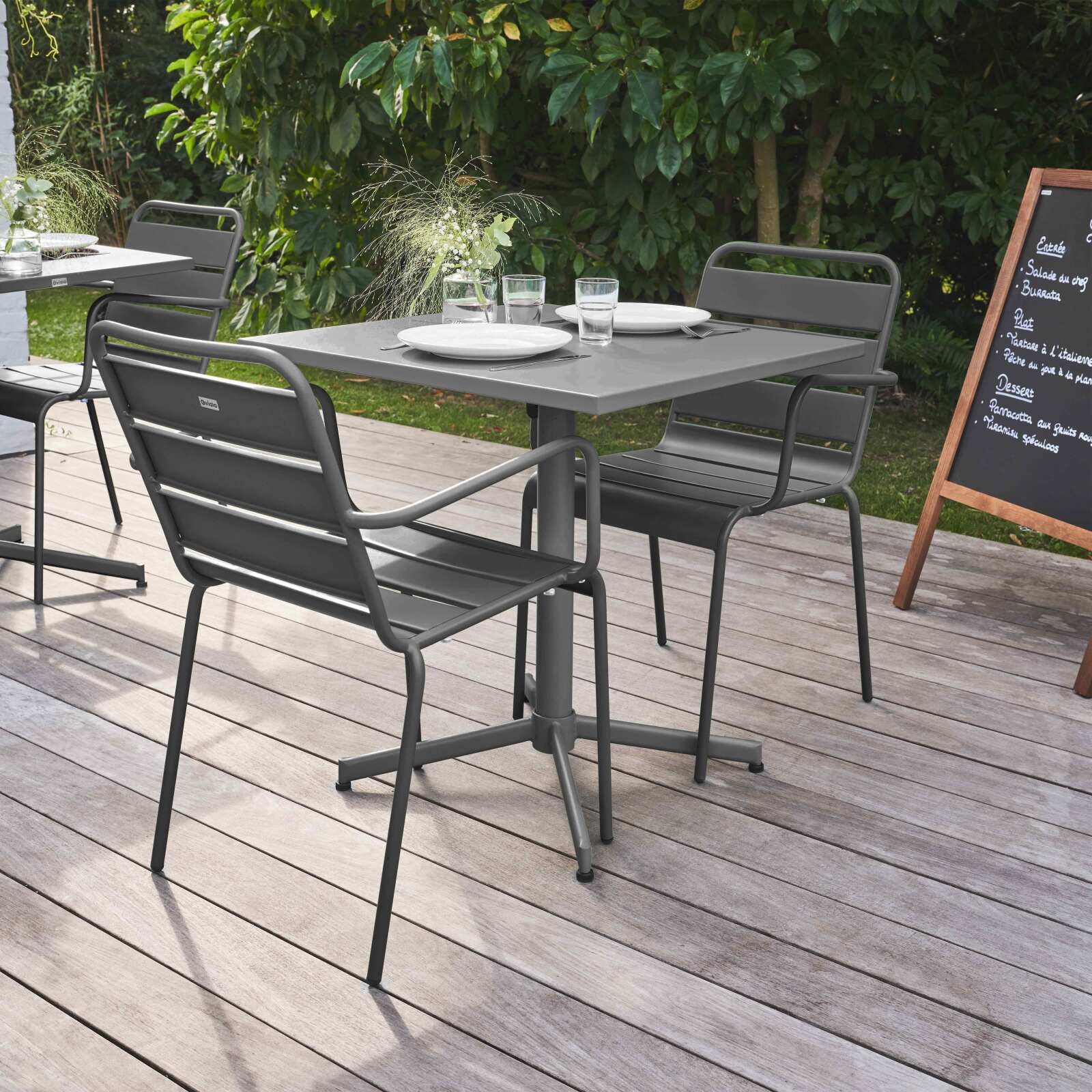 Ensemble table carrée avec plateau inclinable et 2 fauteuils en métal