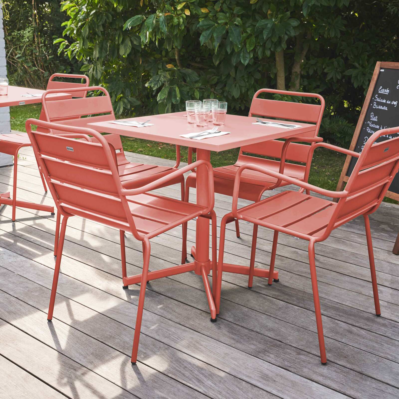 Ensemble table carrée avec plateau inclinable (70x70 cm) + 4 fauteuils en métal